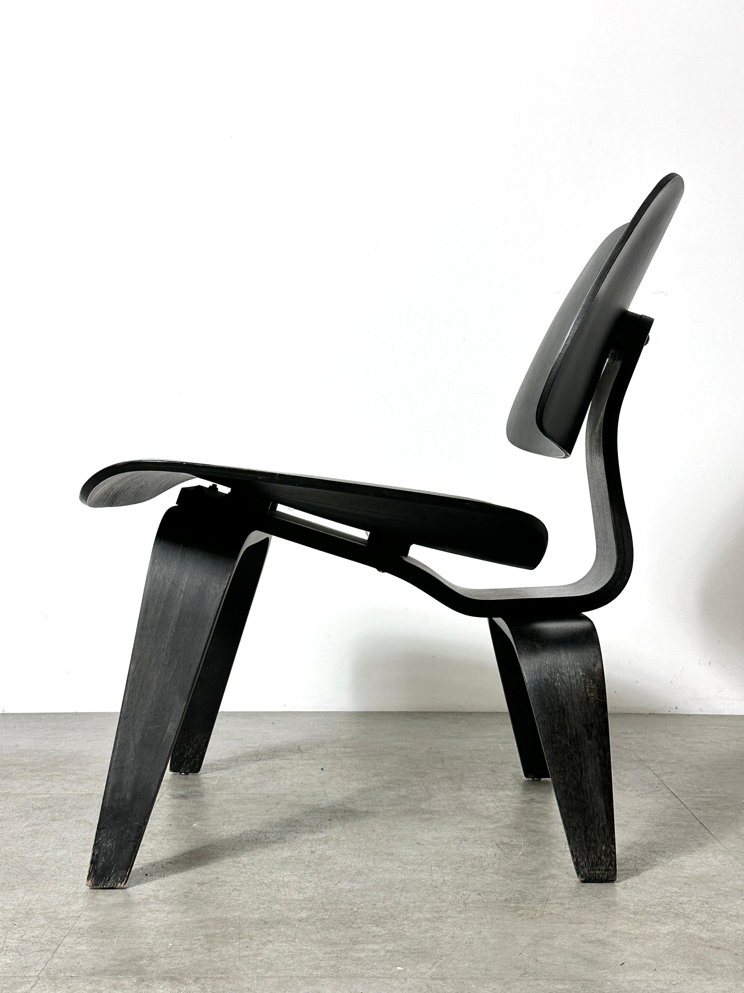 Frêne Chaise longue LCW noire de 1ère génération par Charles Eames pour Evans 1940s en vente