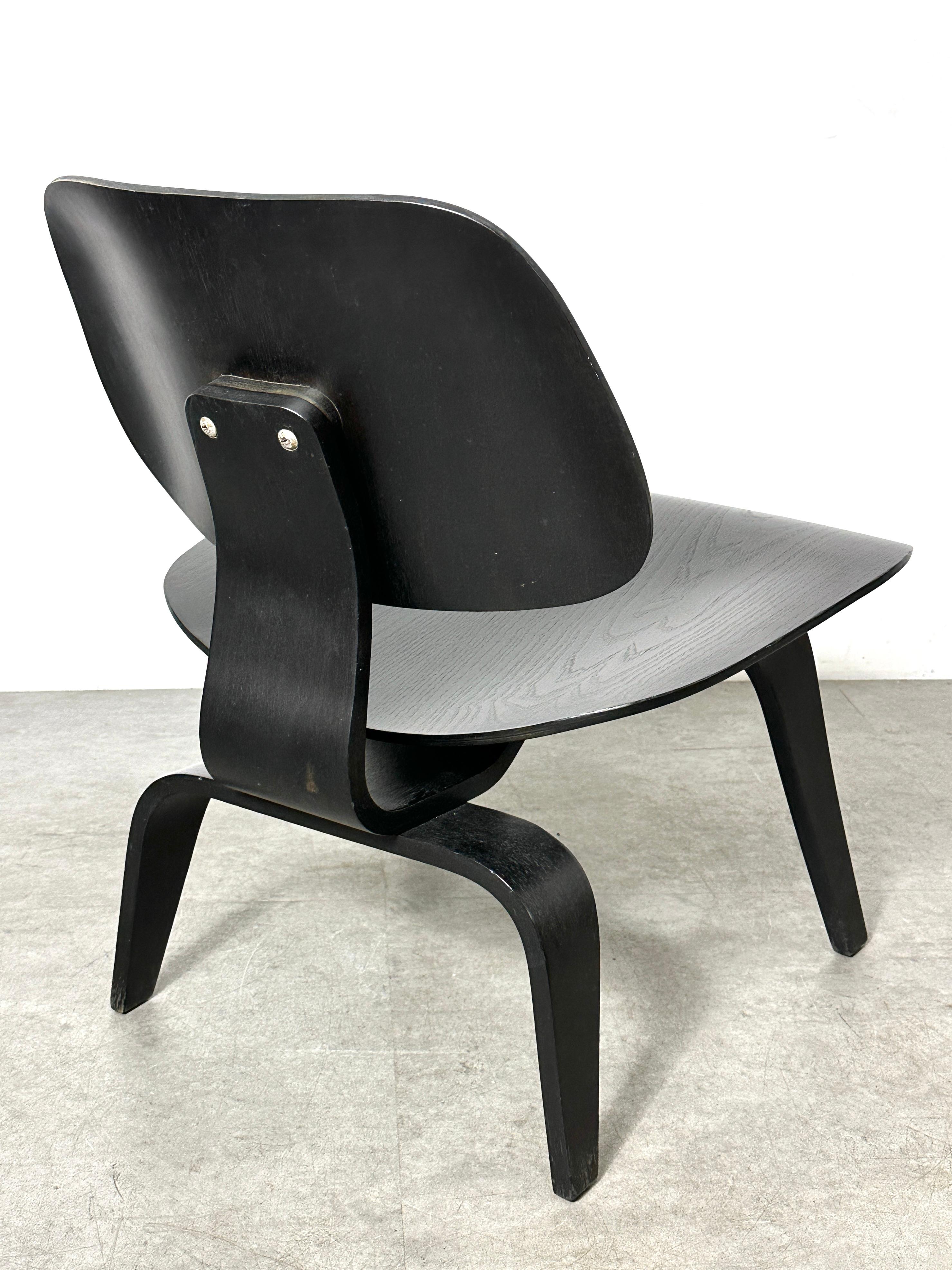 Vintage 1st Generation Black LCW Lounge Chair by Charles Eames for Evans 1940s For Sale 1