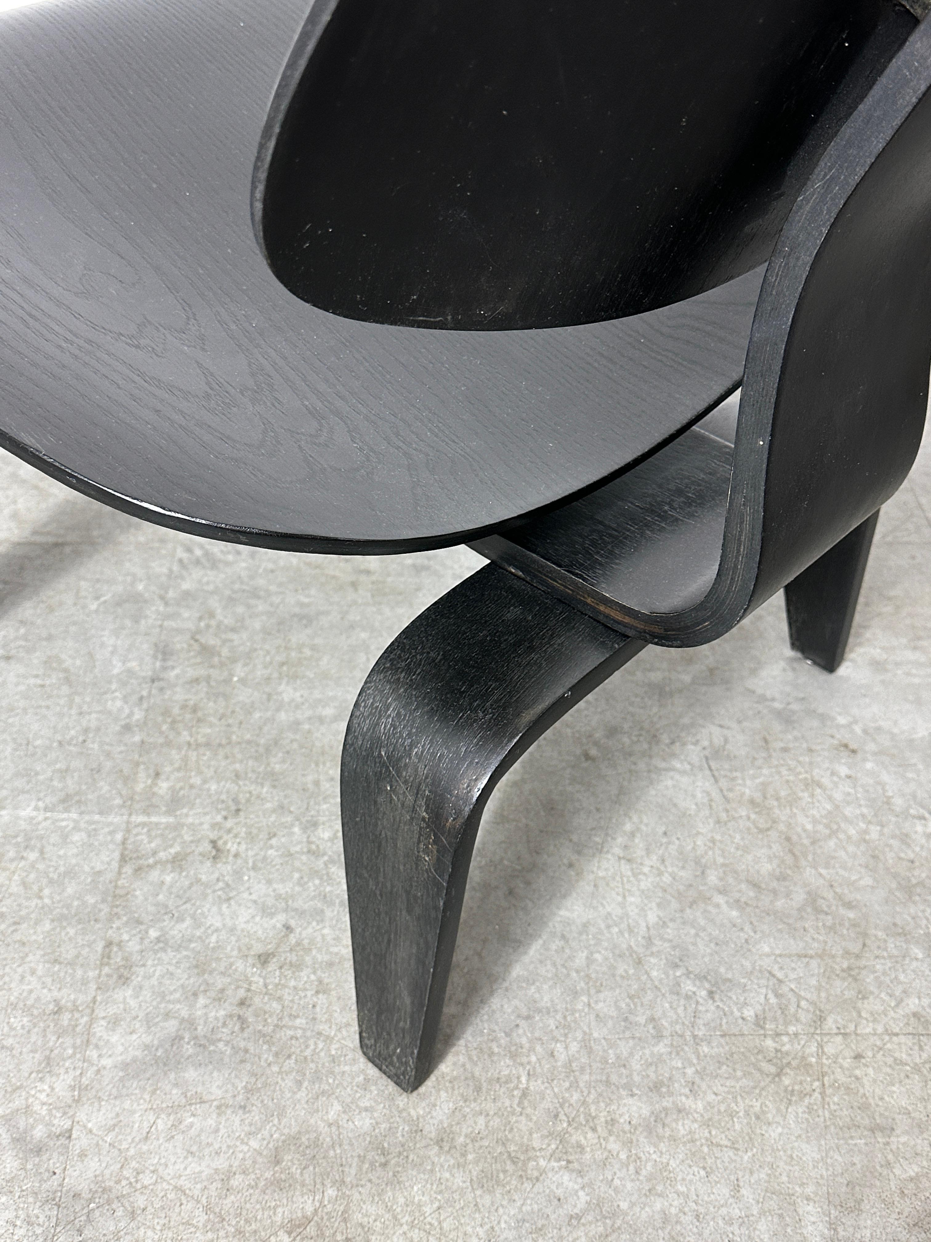 Vintage 1st Generation Black LCW Lounge Chair by Charles Eames for Evans 1940s For Sale 2