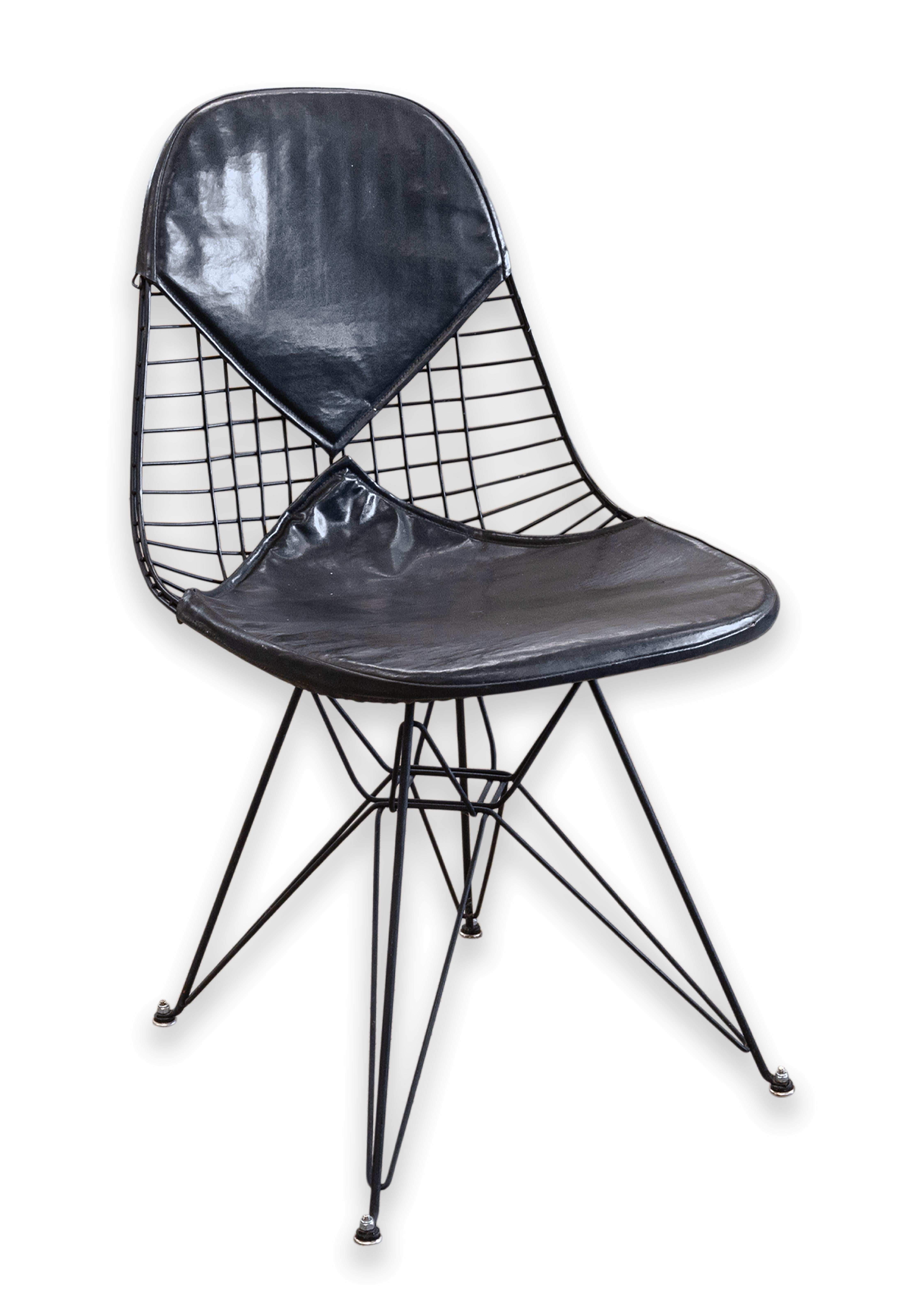 A 1st generation Eames Herman Miller DKR-2 wire Eiffel Tower chair. A truly iconic chair from the mid century modern era. This piece has the iconic wire frame with a black finish, four wire legs with splayed feet, and the original black leather