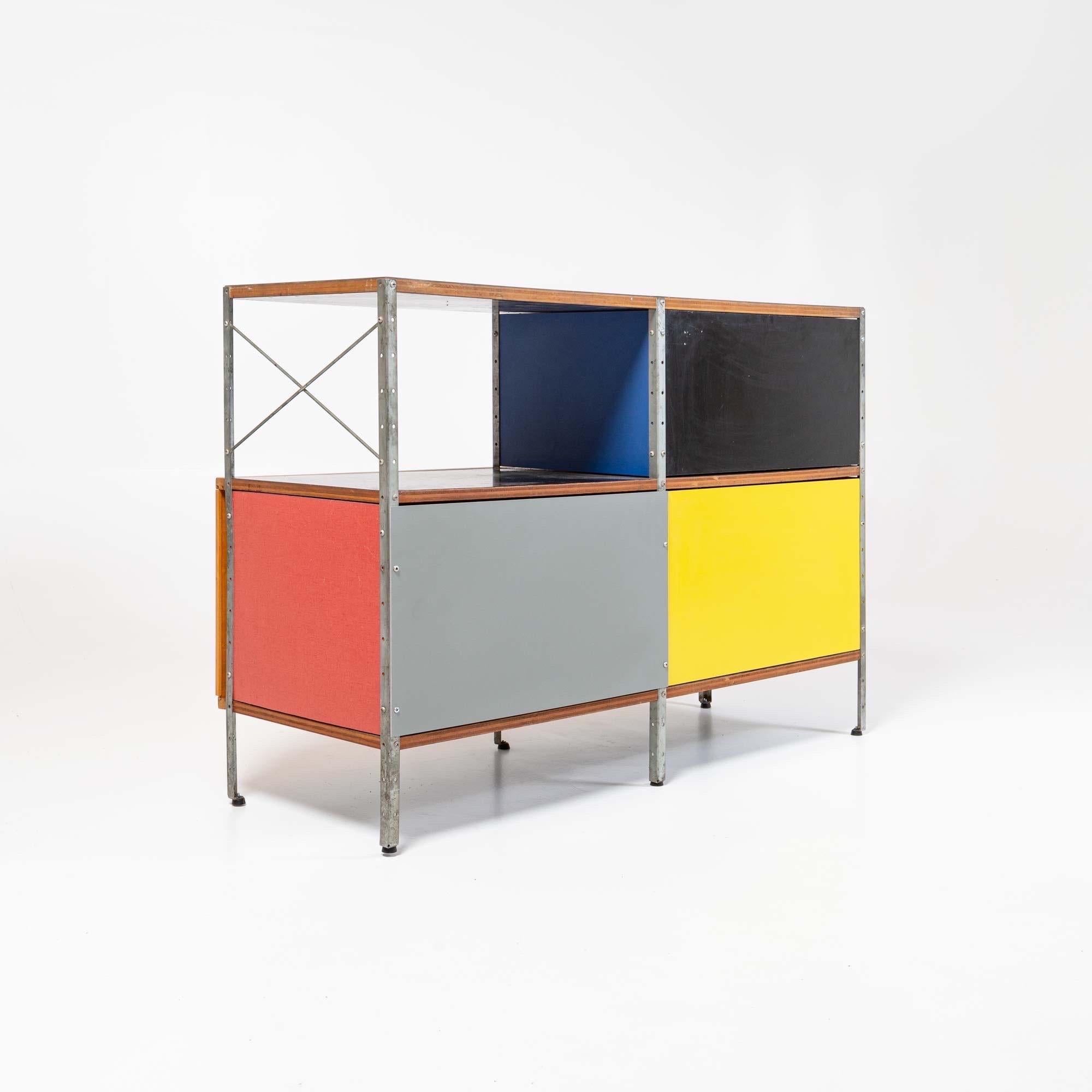 Design emblématique de Charles et Ray Eames pour Herman Miller, les étagères Eames, ou ESU en abrégé, ont récemment atteint un nouveau niveau de collectionnabilité en raison de la rareté, en particulier de la première génération, produite en