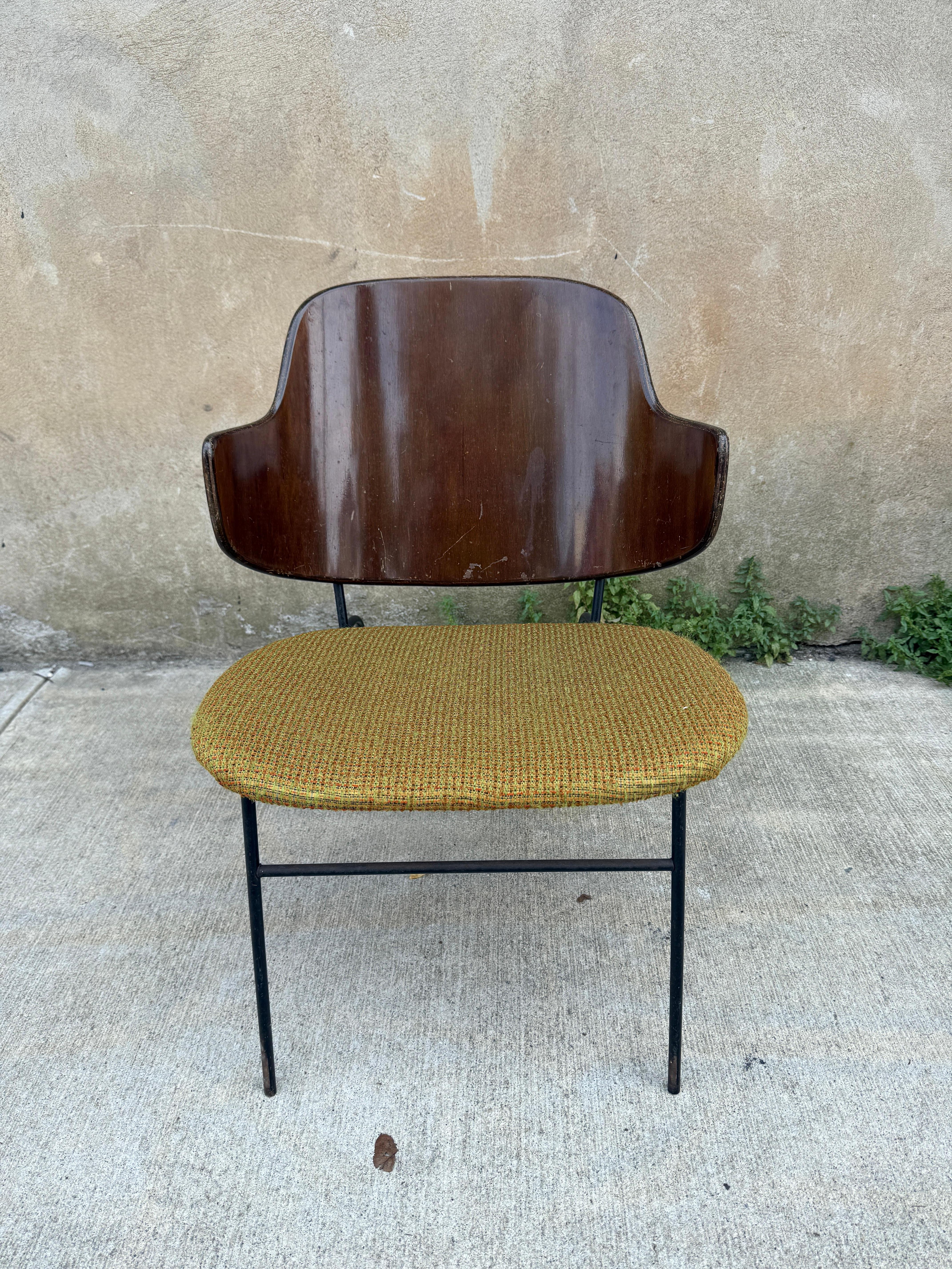 Silla Pingüino de primera generación, increíblemente rara, de Ib Kofod Larsen, con las escurridizas patas traseras dobladas, anteriores al diseño triangular del armazón del respaldo.  En perfecto estado original y robusto.  Desgaste en la tapicería,