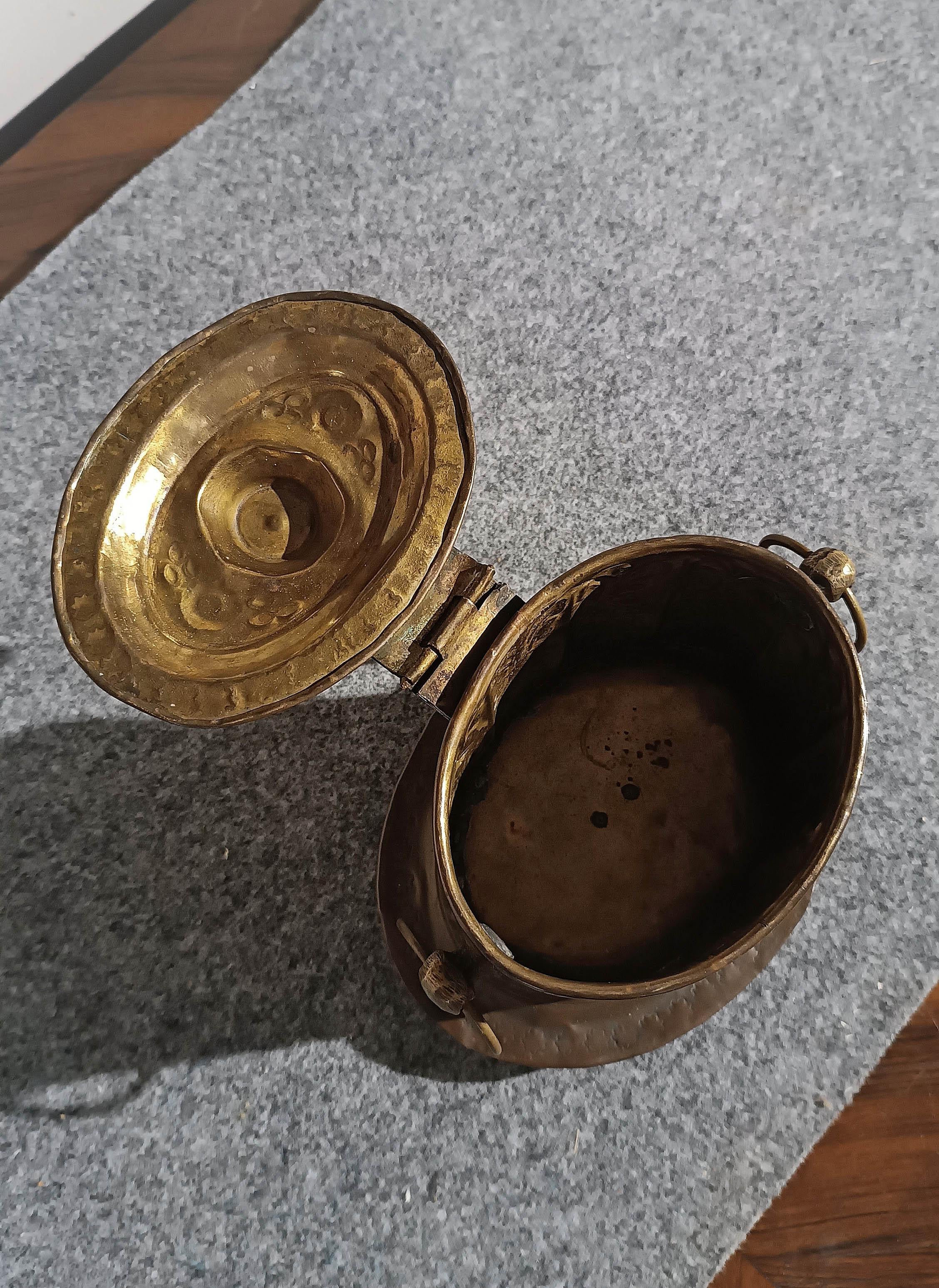 18th Century and Earlier PORTE ESSENCE EN LAITON DE LA PREMIÈRE MOITIÉ DU XVIIe SIÈCLE en vente