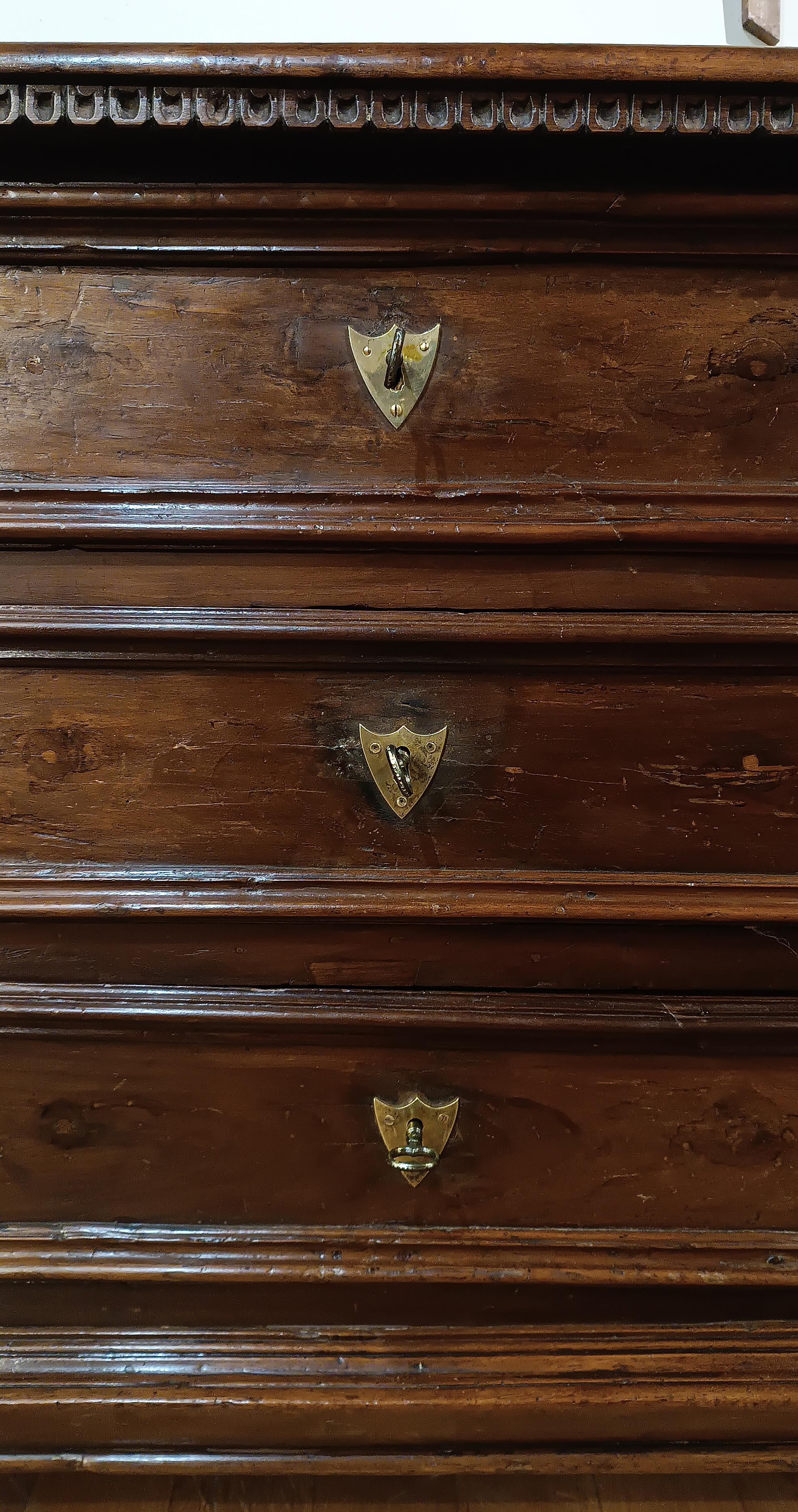 FIRST HALF 17th CENTURY WALNUT CHEST OF DRAWERS For Sale 5
