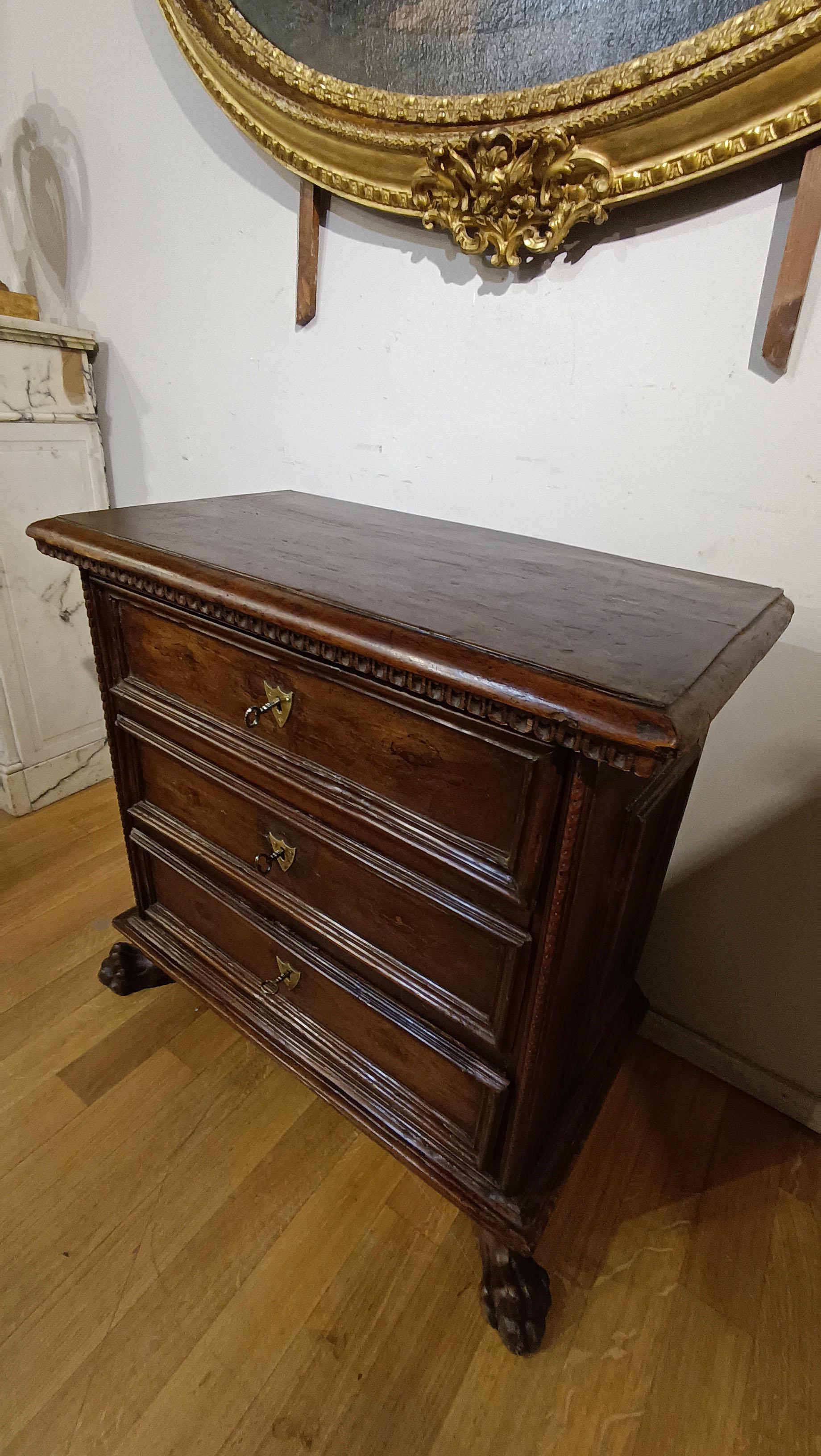 FIRST HALF 17th CENTURY WALNUT CHEST OF DRAWERS For Sale 7