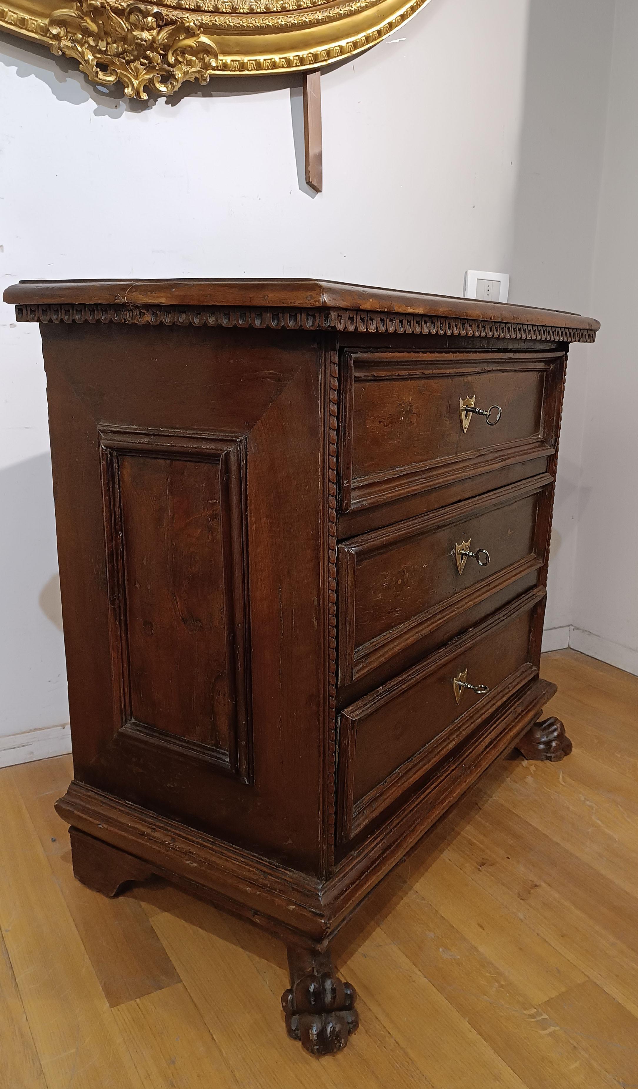 Italian FIRST HALF 17th CENTURY WALNUT CHEST OF DRAWERS For Sale