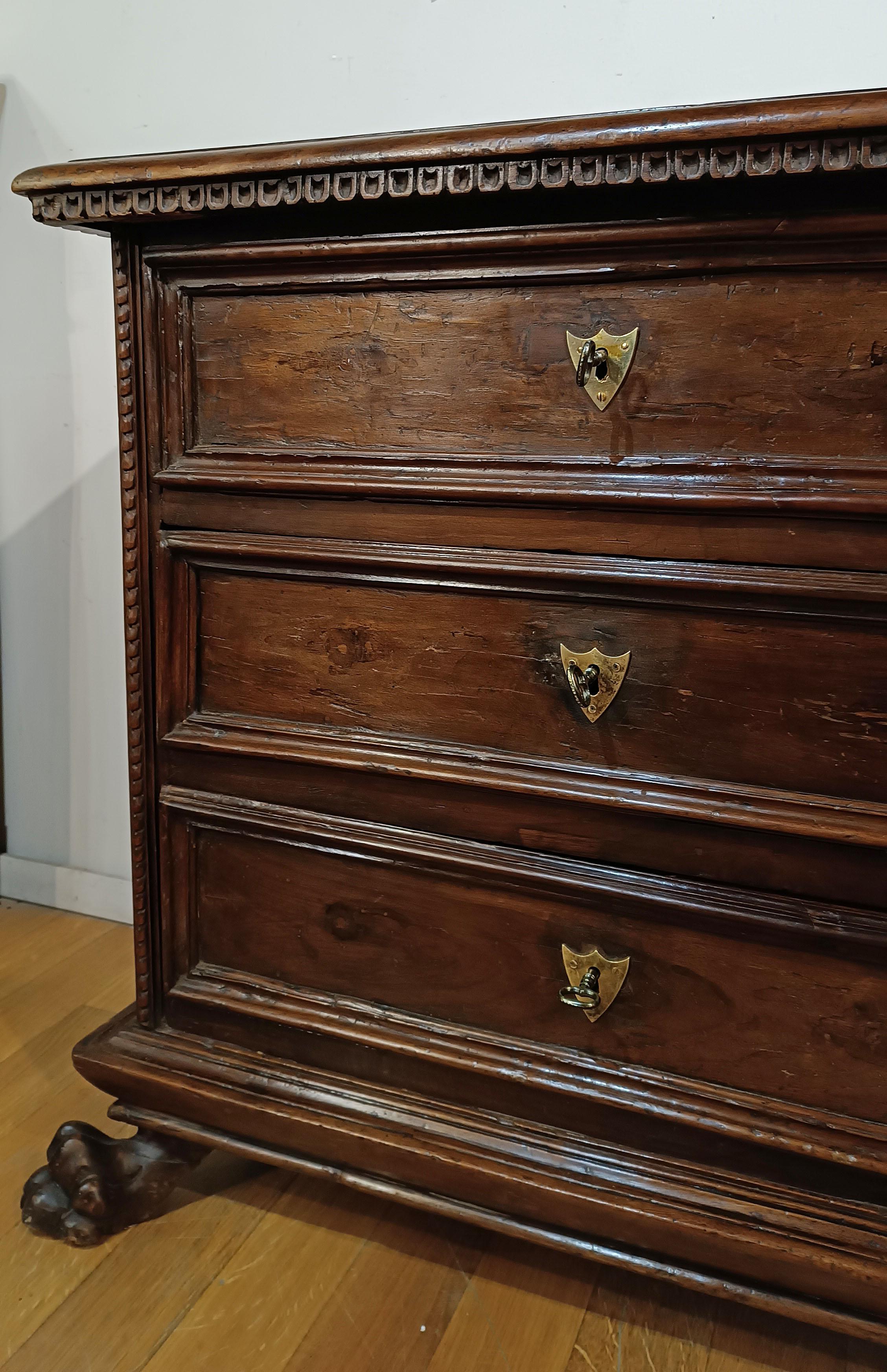 FIRST HALF 17th CENTURY WALNUT CHEST OF DRAWERS For Sale 1