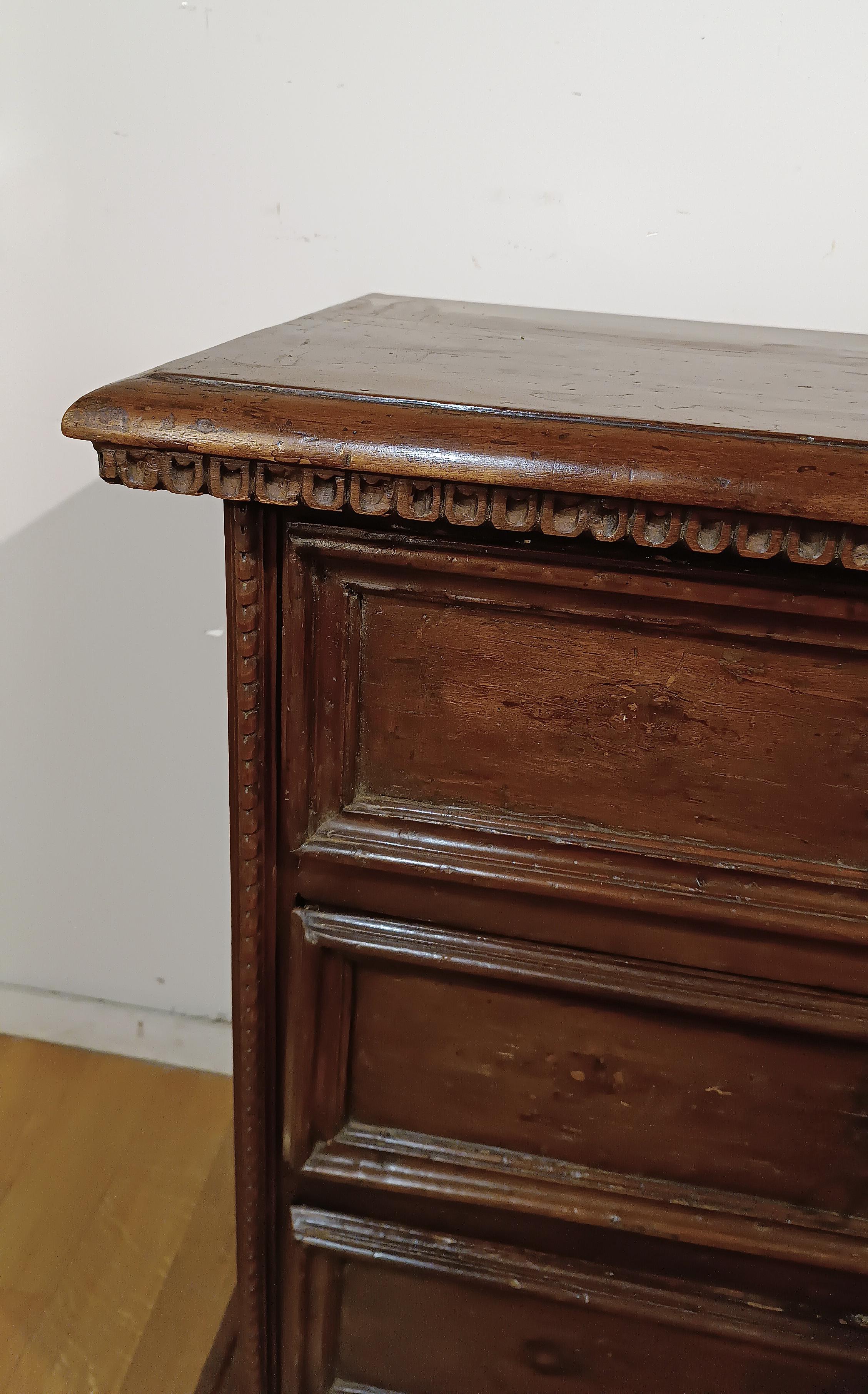 FIRST HALF 17th CENTURY WALNUT CHEST OF DRAWERS For Sale 2