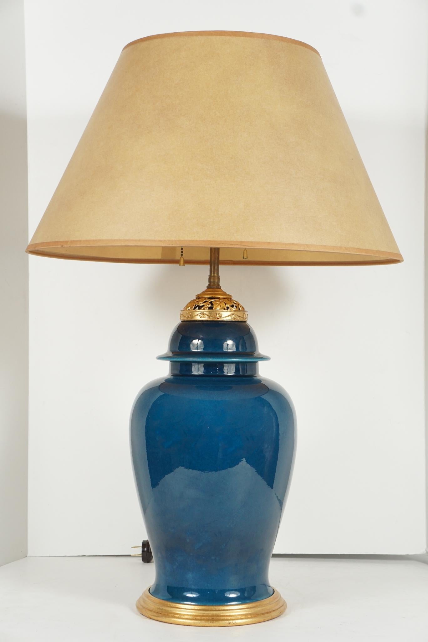 Dieses feine, puderblaue, monochrome Porzellangefäß wurde um 1940 hergestellt und mit vergoldeten Beschlägen aus einem Ingwerkrug des 20. Jahrhunderts versehen. Das Gefäß kann älter sein oder aus einer zeitgenössischen Töpferei stammen, die mit der