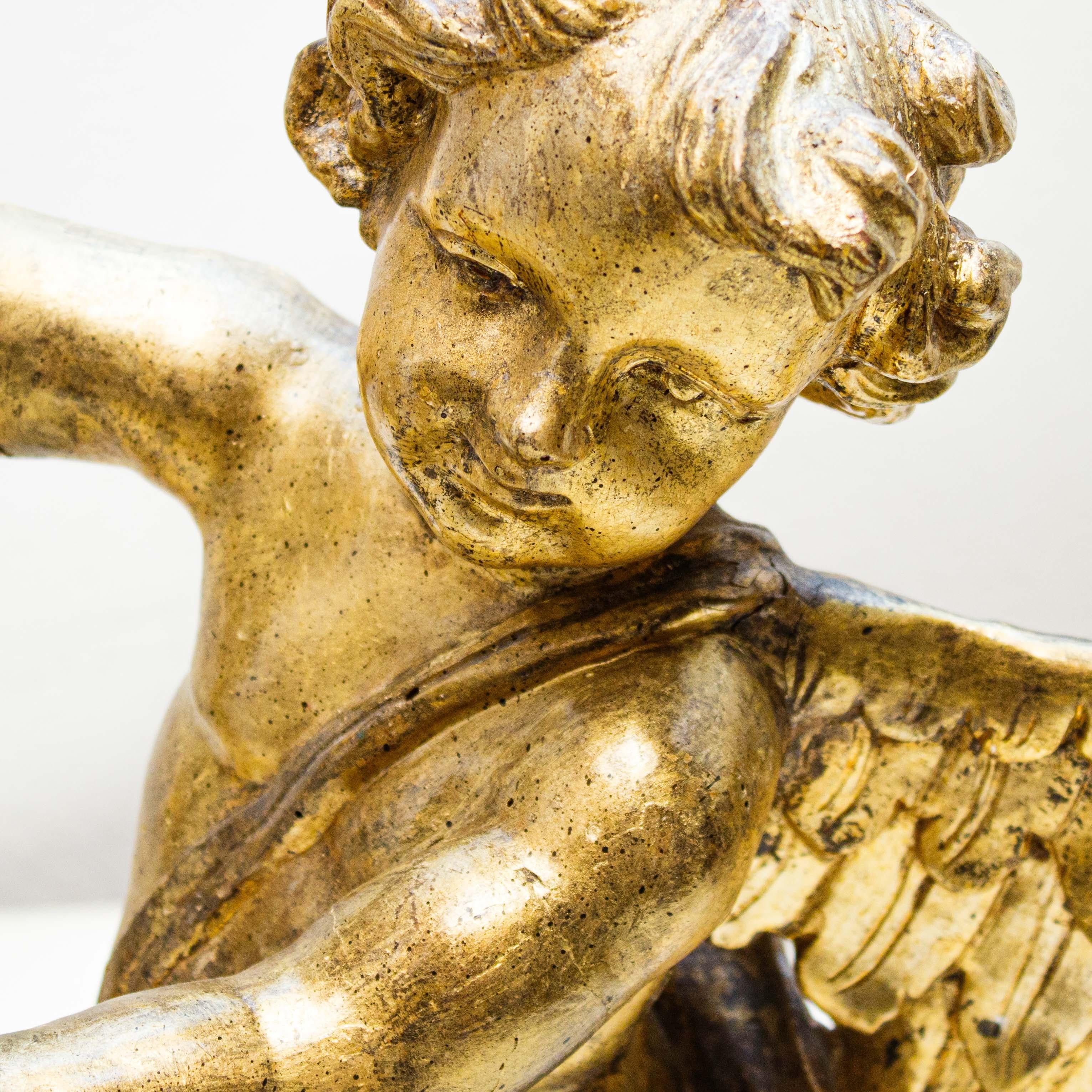 First Half of the 18th Century Putti Pair of Sculptures in Gilded Wood For Sale 1