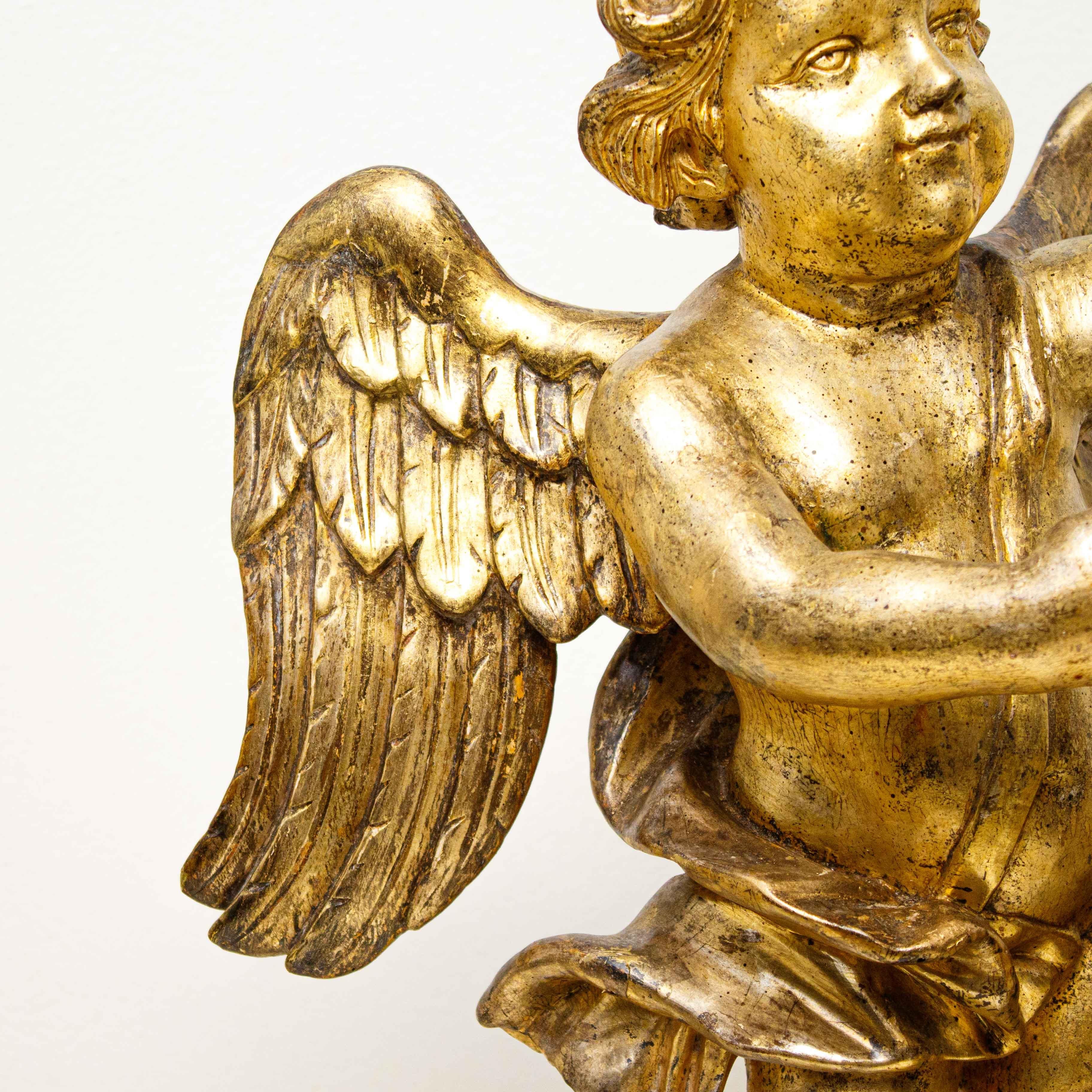 First Half of the 18th Century Putti Pair of Sculptures in Gilded Wood For Sale 2