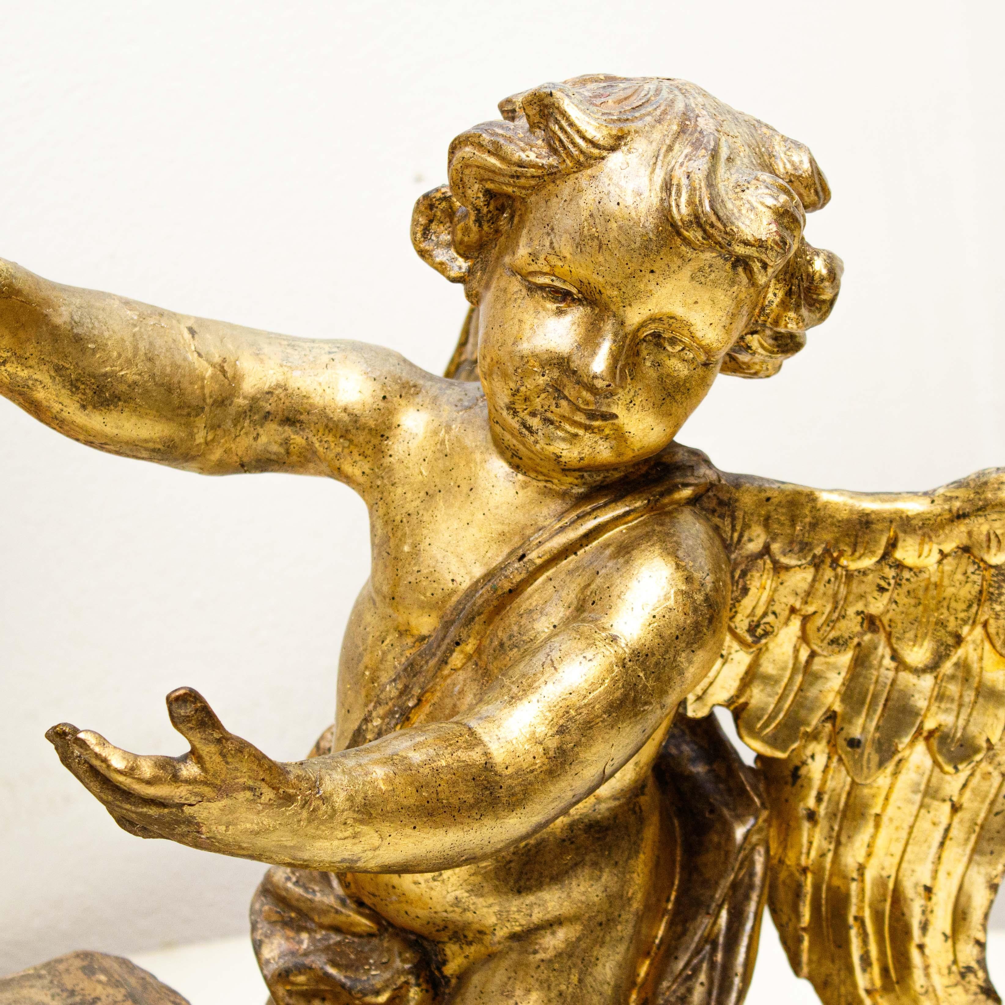 First Half of the 18th Century Putti Pair of Sculptures in Gilded Wood For Sale 3