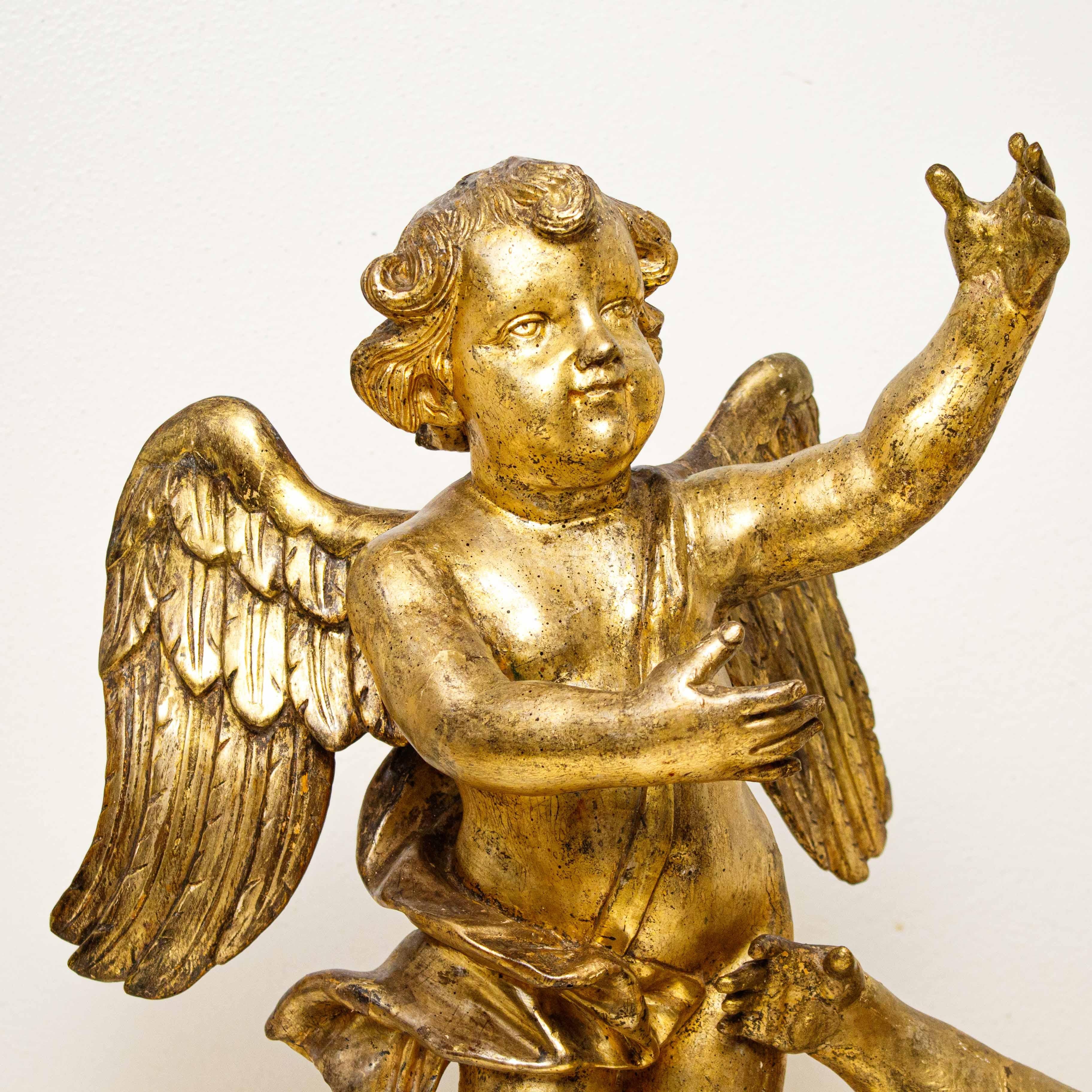 First Half of the 18th Century Putti Pair of Sculptures in Gilded Wood For Sale 4