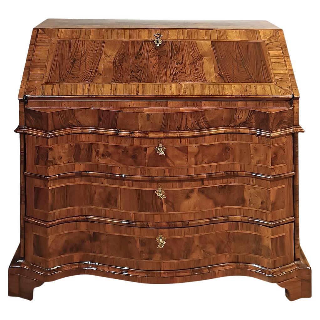 FIRST HALF OF THE 18th CENTURY VENETIAN WALNUT FOLDING CABINET For Sale