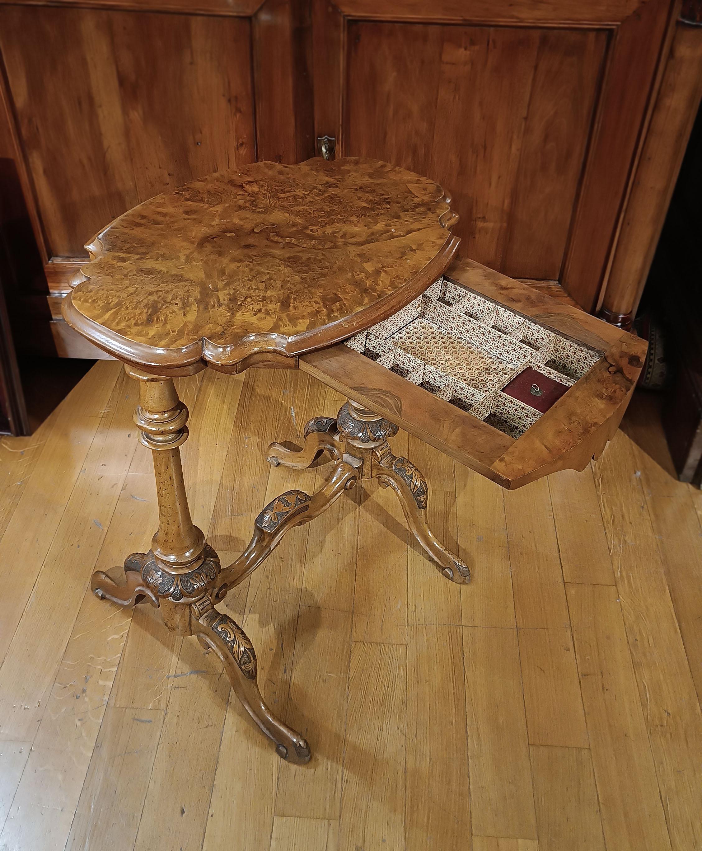 PREMIÈRE MOITIÉ DU 19e SIÈCLE TABLE À CAFÉ EN WALNUT sculpté en vente 3