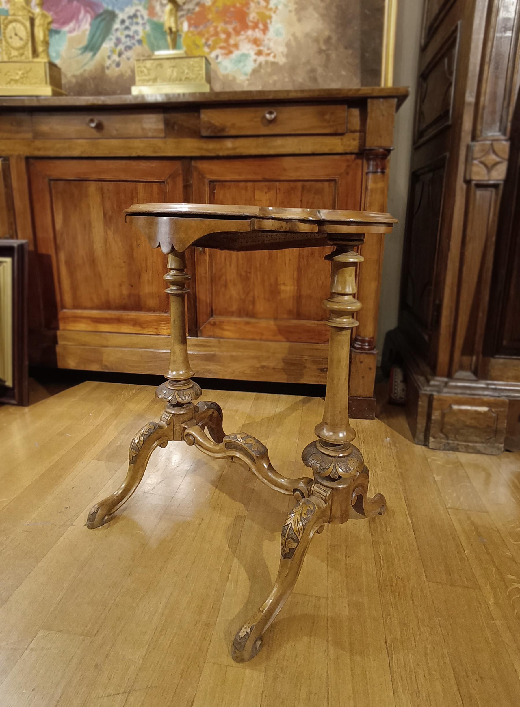 PREMIÈRE MOITIÉ DU 19e SIÈCLE TABLE À CAFÉ EN WALNUT sculpté en vente 5