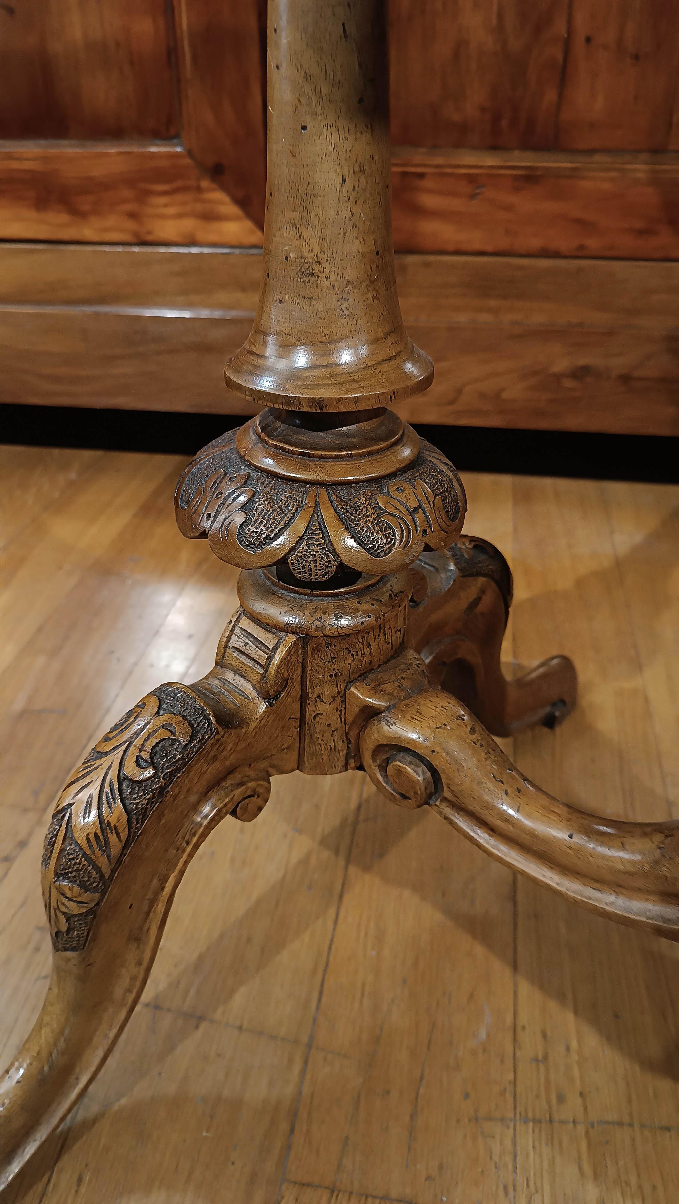 PREMIÈRE MOITIÉ DU 19e SIÈCLE TABLE À CAFÉ EN WALNUT sculpté en vente 6