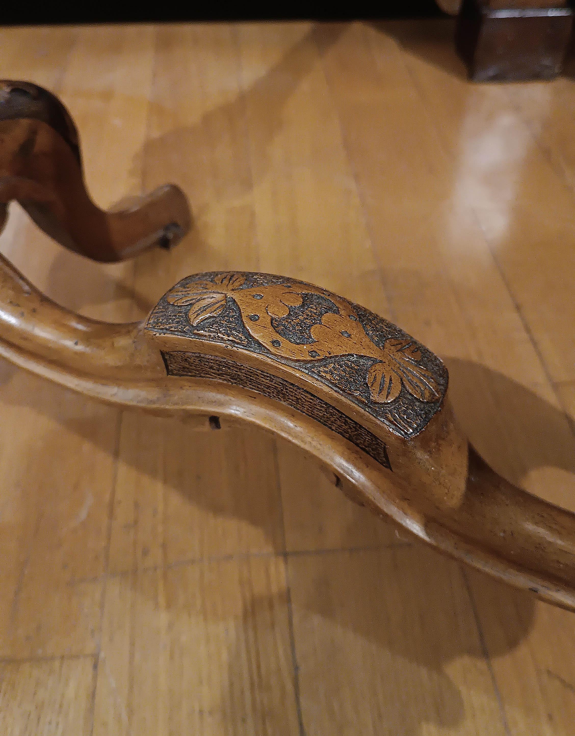 PREMIÈRE MOITIÉ DU 19e SIÈCLE TABLE À CAFÉ EN WALNUT sculpté en vente 7