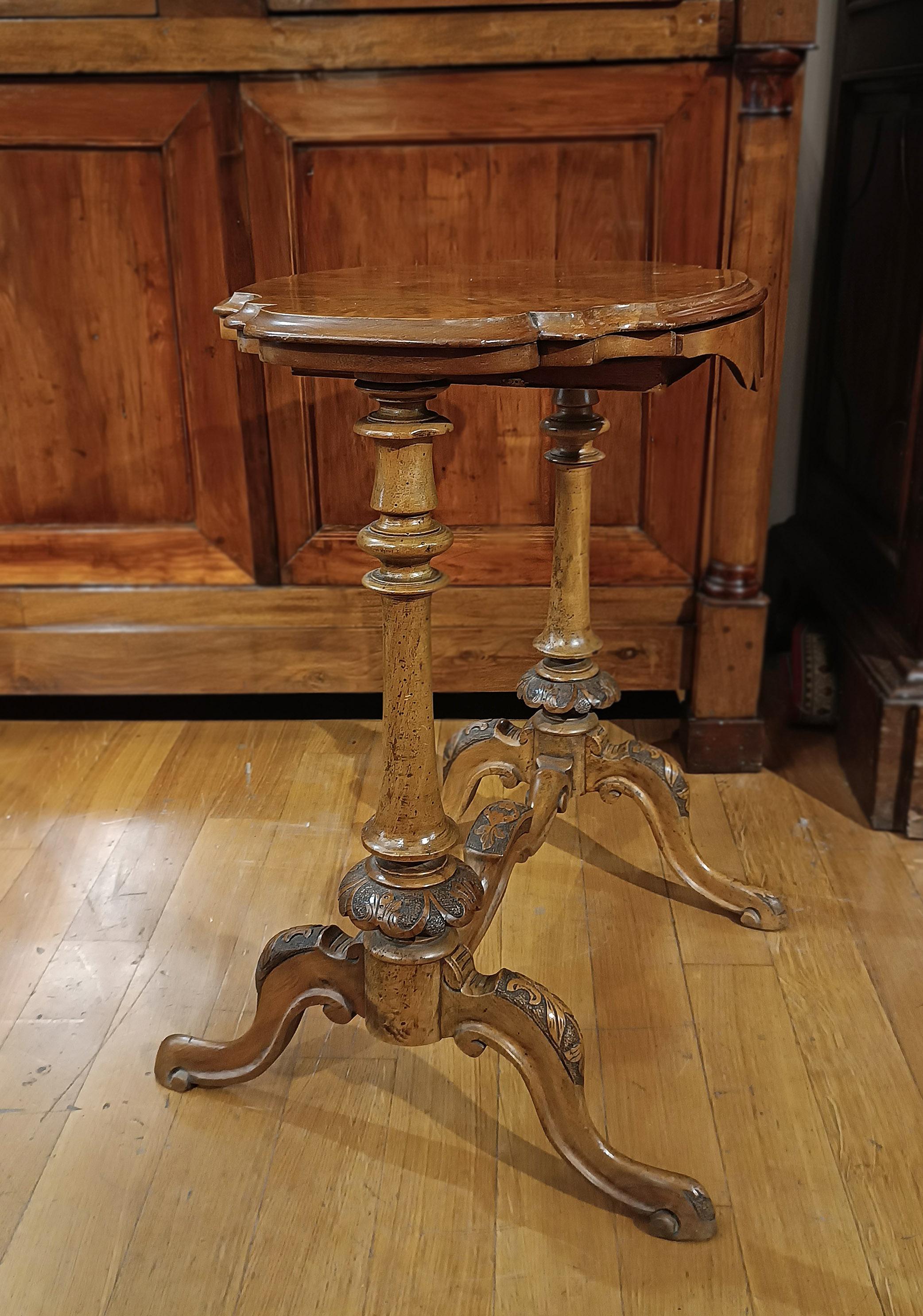 Elégante table basse en racine de noyer et en noyer massif sculpté. Le plateau ovale et incurvé est équipé d'un tiroir caché pratique, idéal pour ranger les petits objets. Les pieds, finement tournés et terminés par une patte de félin, présentent
