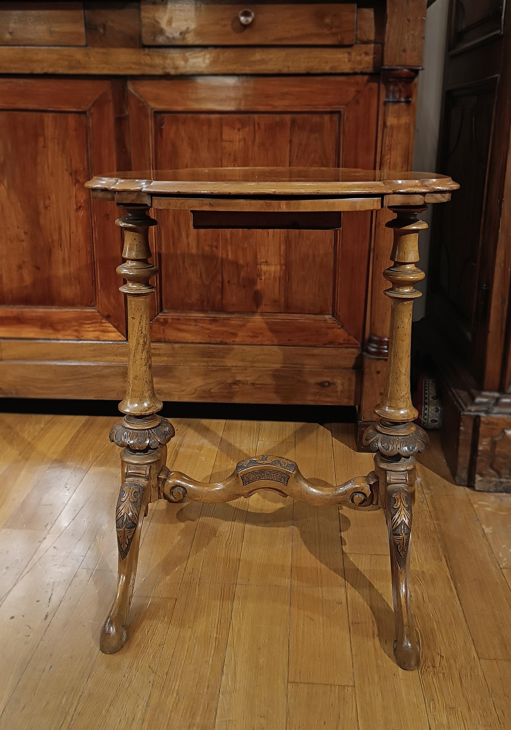 English PREMIÈRE MOITIÉ DU 19e SIÈCLE TABLE À CAFÉ EN WALNUT sculpté en vente
