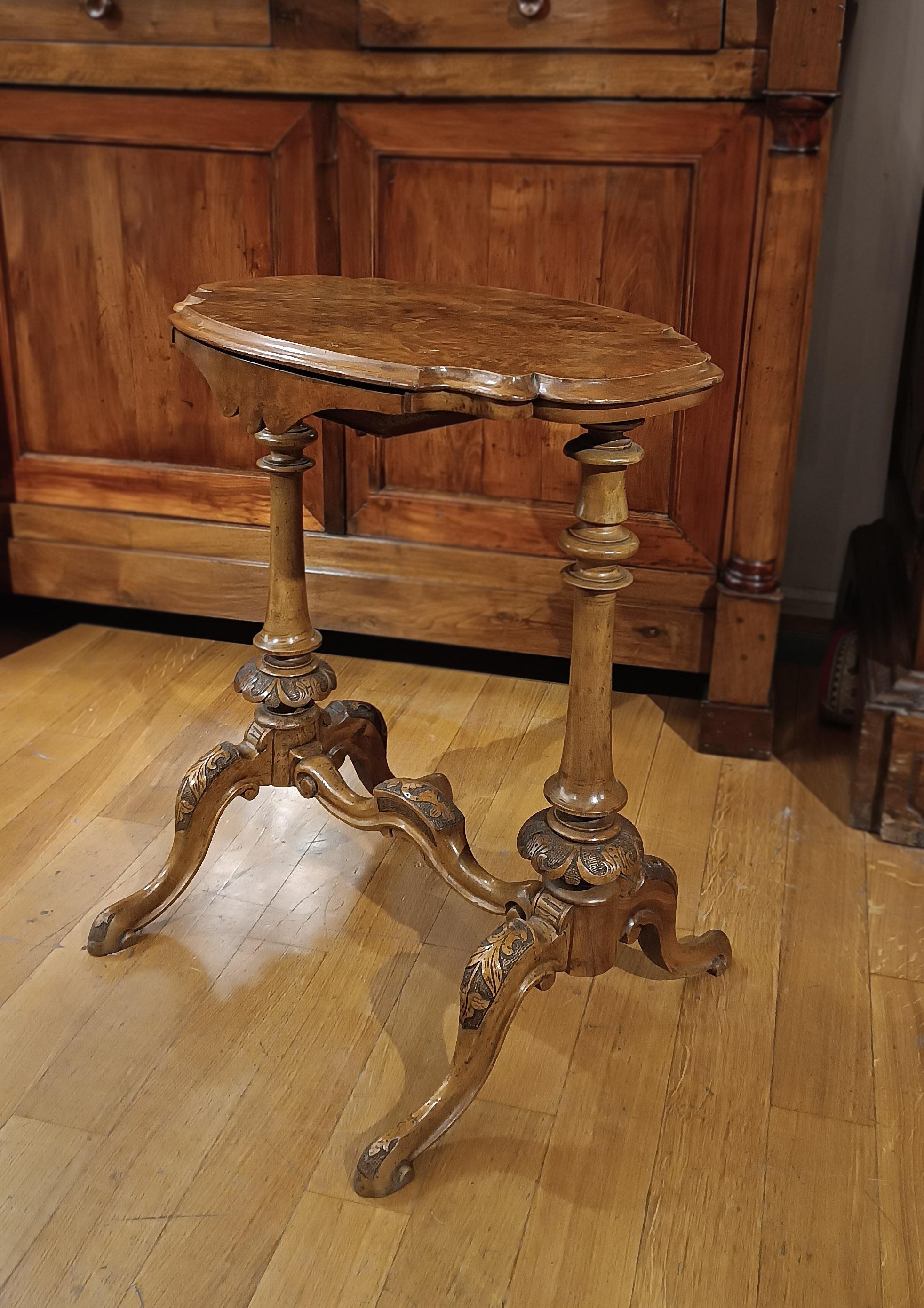 Sculpté à la main PREMIÈRE MOITIÉ DU 19e SIÈCLE TABLE À CAFÉ EN WALNUT sculpté en vente