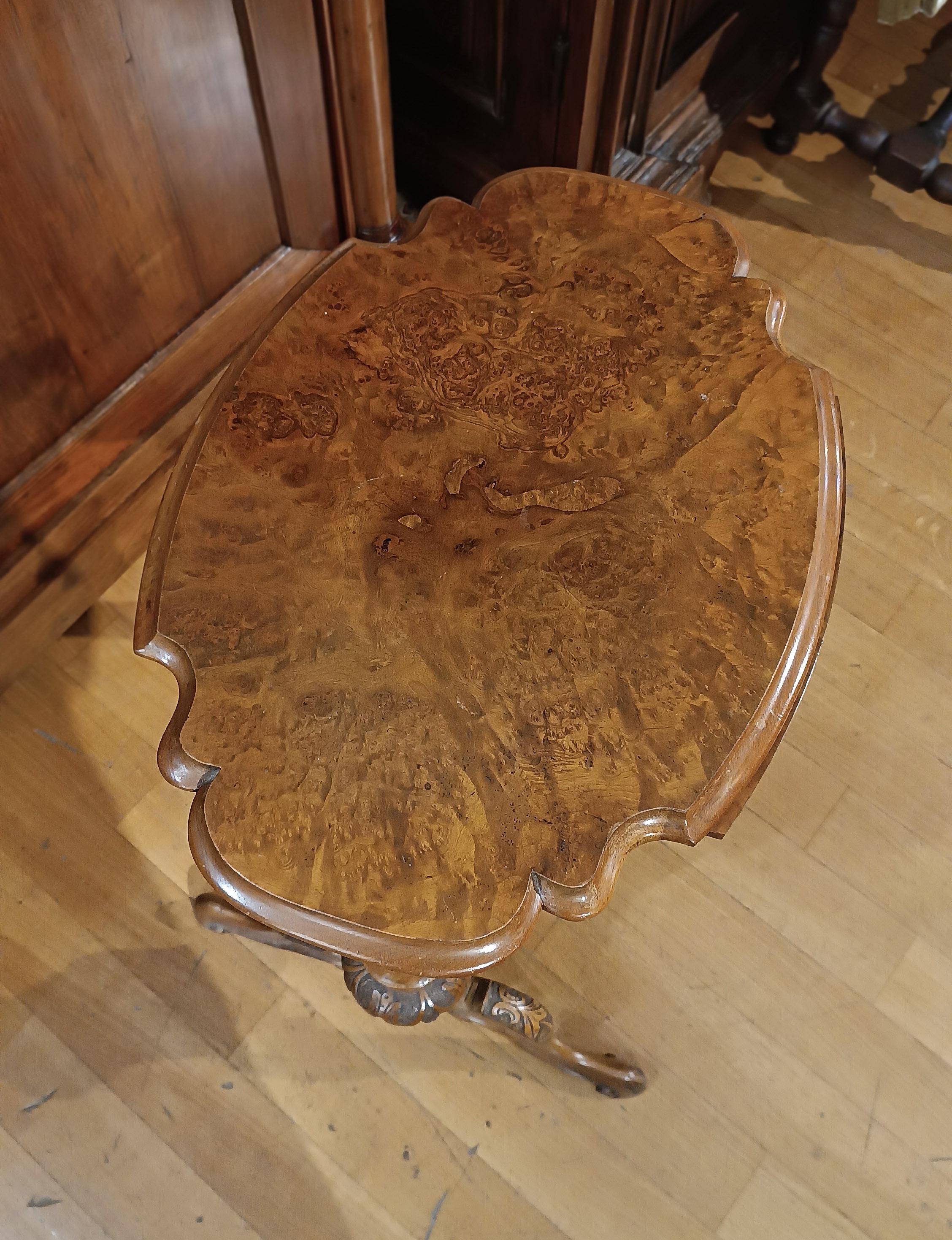 PREMIÈRE MOITIÉ DU 19e SIÈCLE TABLE À CAFÉ EN WALNUT sculpté Bon état - En vente à Firenze, FI