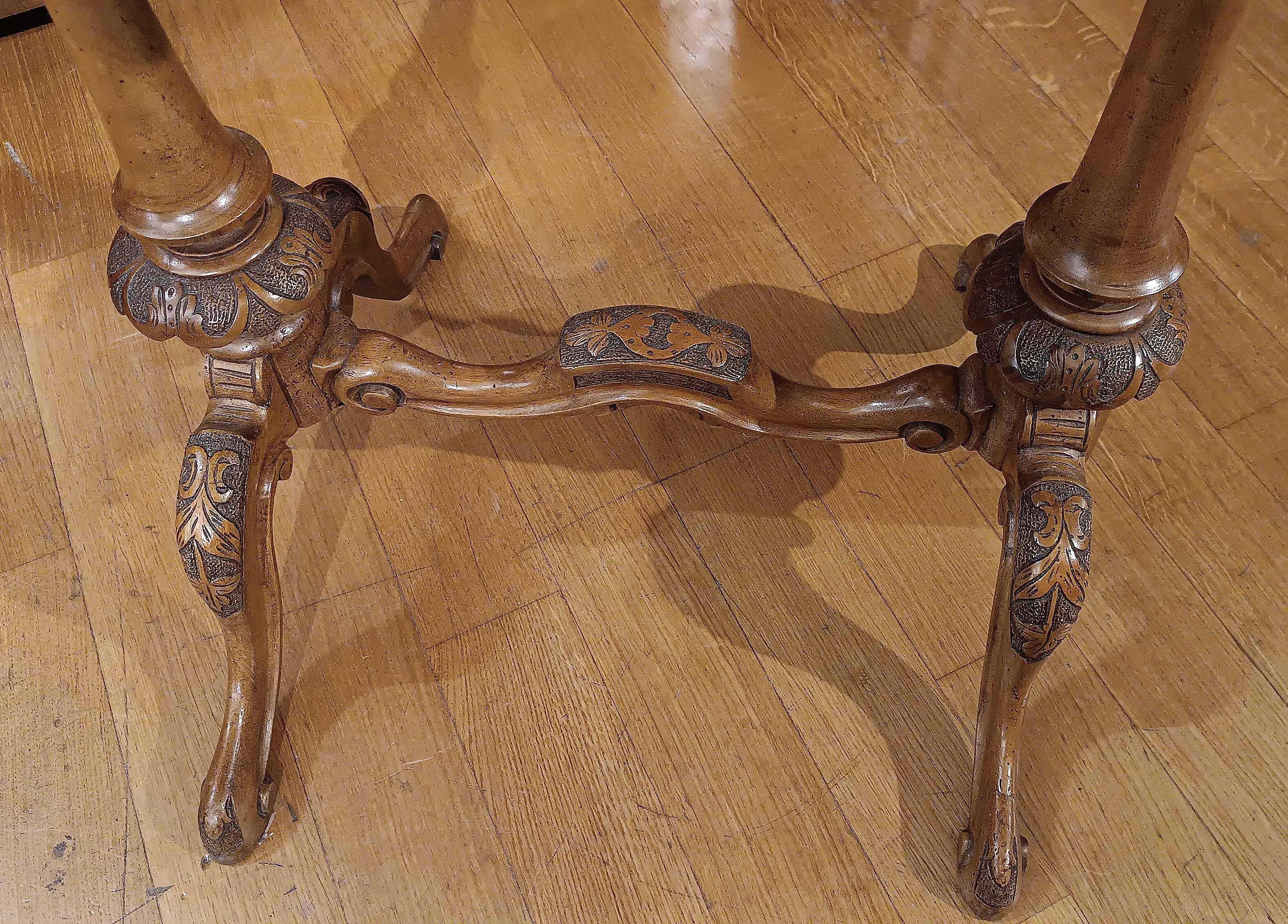 19th Century PREMIÈRE MOITIÉ DU 19e SIÈCLE TABLE À CAFÉ EN WALNUT sculpté en vente