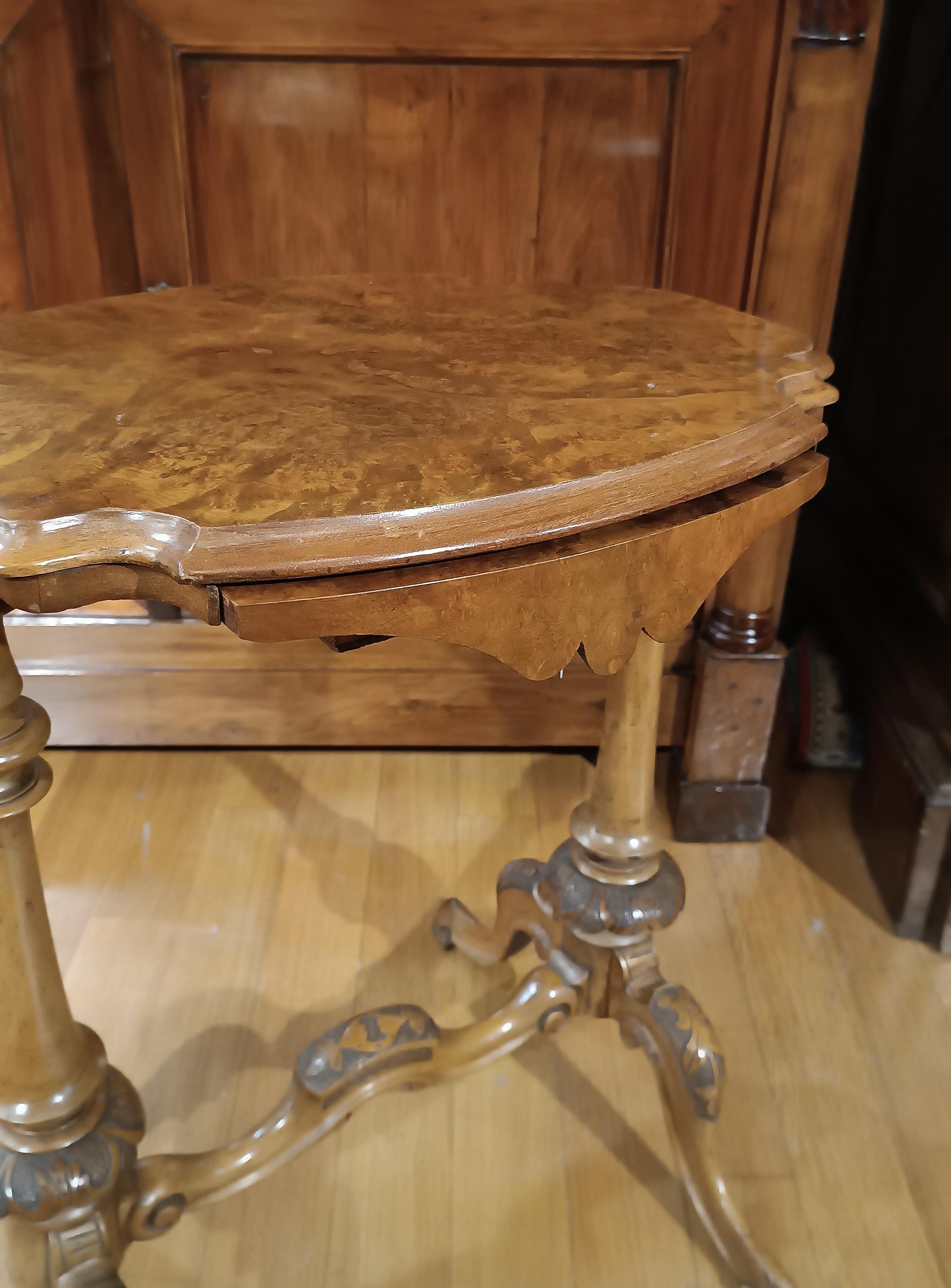 Noyer PREMIÈRE MOITIÉ DU 19e SIÈCLE TABLE À CAFÉ EN WALNUT sculpté en vente