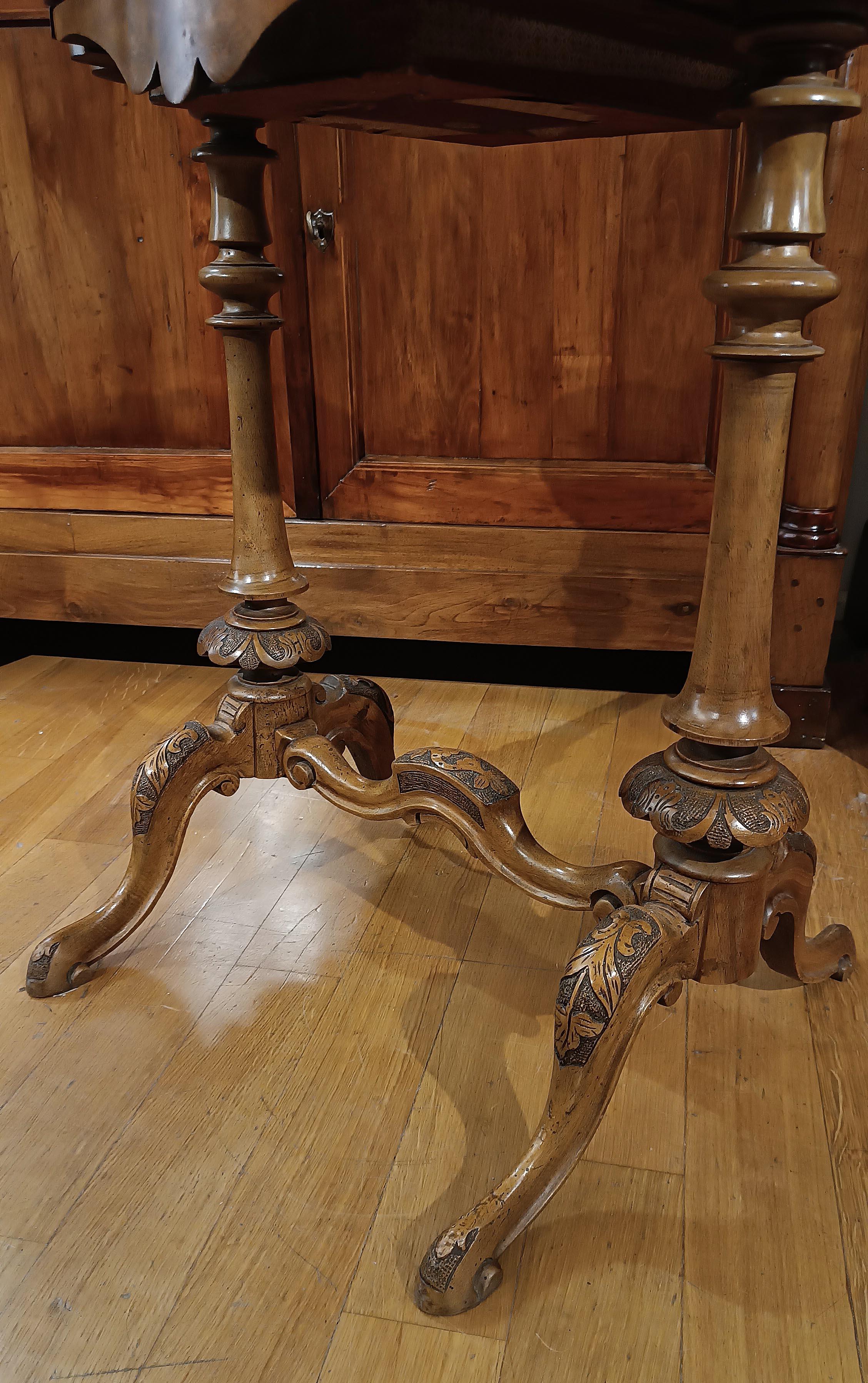 PREMIÈRE MOITIÉ DU 19e SIÈCLE TABLE À CAFÉ EN WALNUT sculpté en vente 1