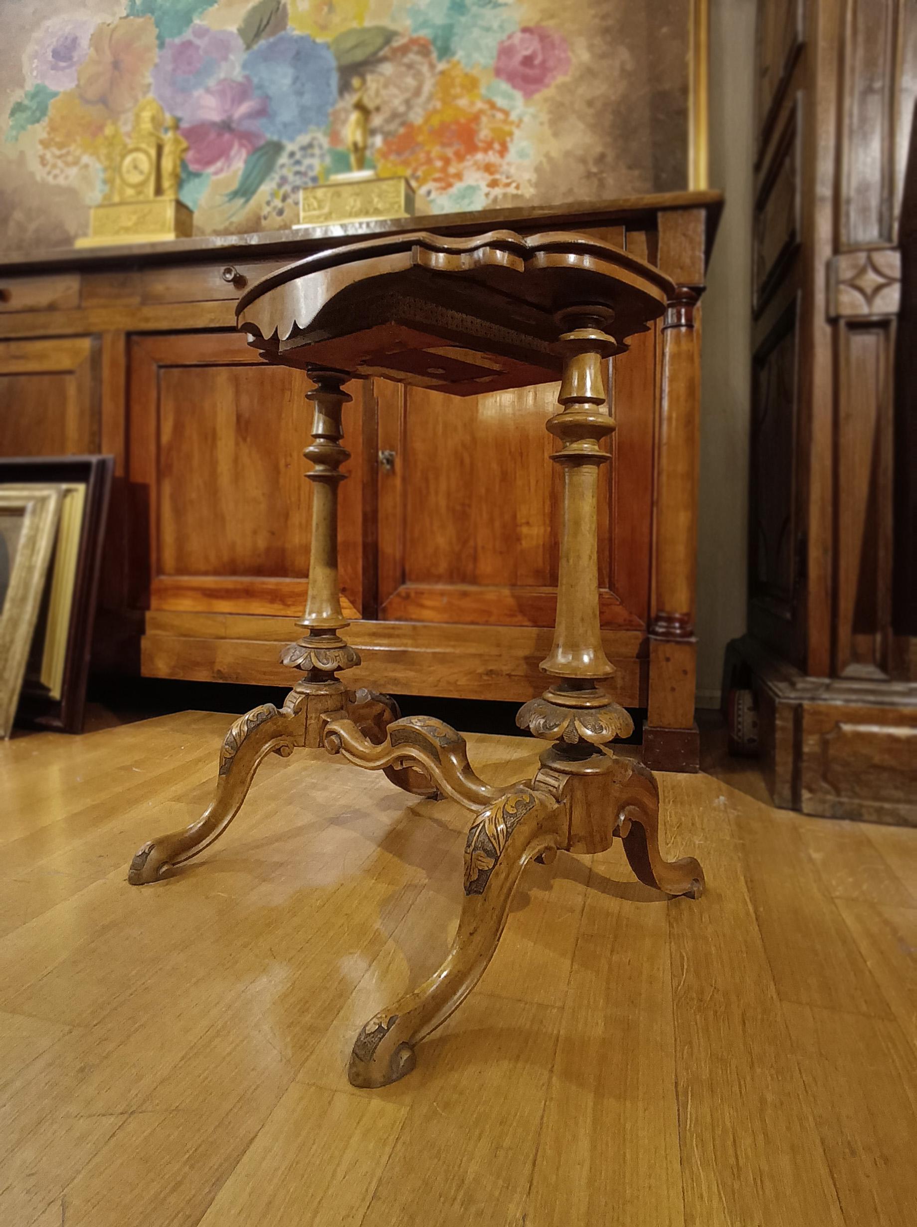 PREMIÈRE MOITIÉ DU 19e SIÈCLE TABLE À CAFÉ EN WALNUT sculpté en vente 2