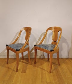 ERSTE HÄLFTE DES 19. JAHRHUNDERTS CHARLES X KLEINE ARMELSTÜHLE AUS WALNUSS