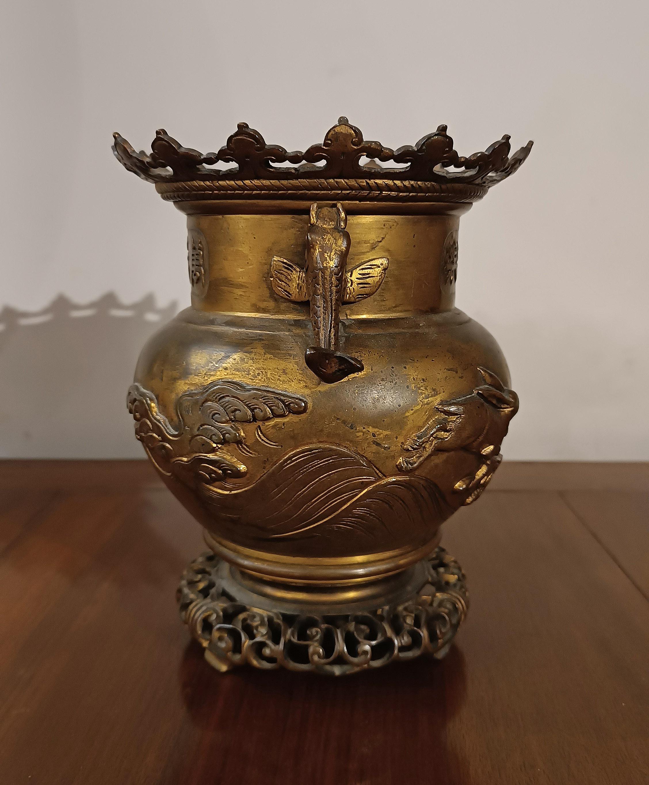 This elegant altar brazier, of small dimensions, is made of lost-wax cast bronze and has a gold finish. The base is finely worked with openwork, while the rim is adorned with geometric and vegetal decorations. On the neck you can see Japanese