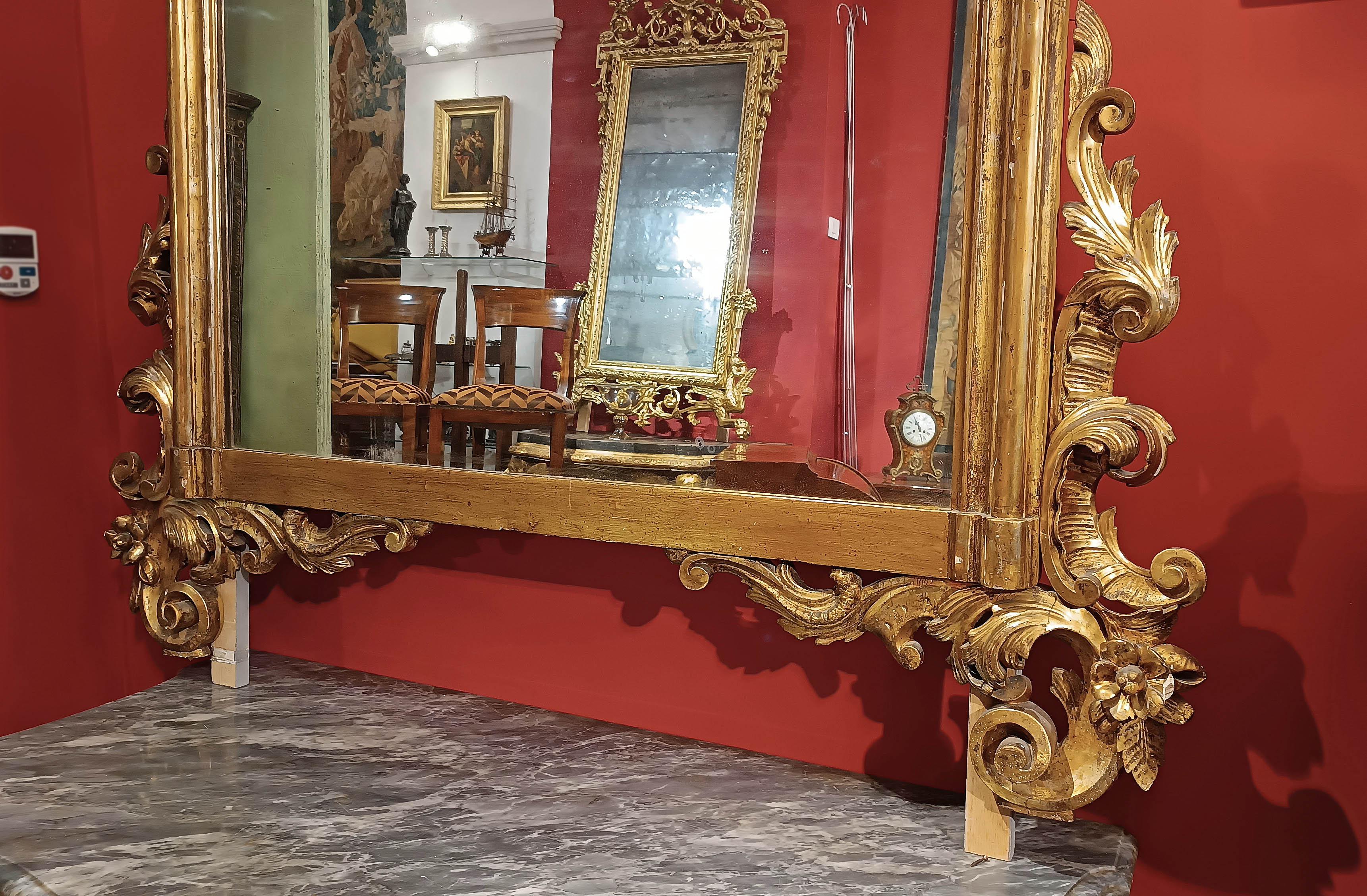 Italiano GRANDE SPECCHIO DORATO LOUIS PHILIPPE DELLA PRIMA METÀ DEL XIX SECOLO in vendita