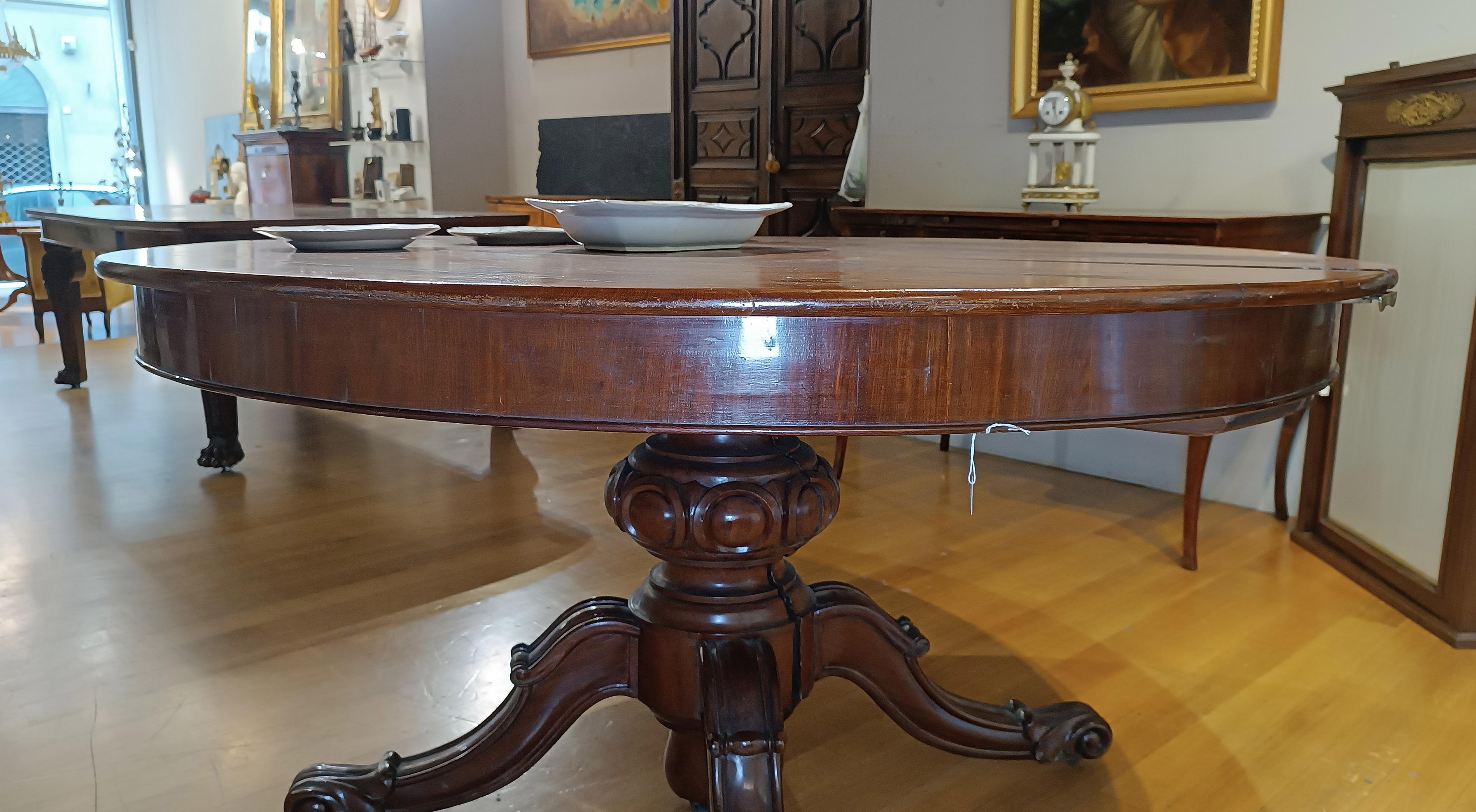 Sculpté à la main PREMIÈRE MOITIÉ DU 19e SIÈCLE TABLE D'OVALIER LOUIS PHILIPPE EN NOYER en vente
