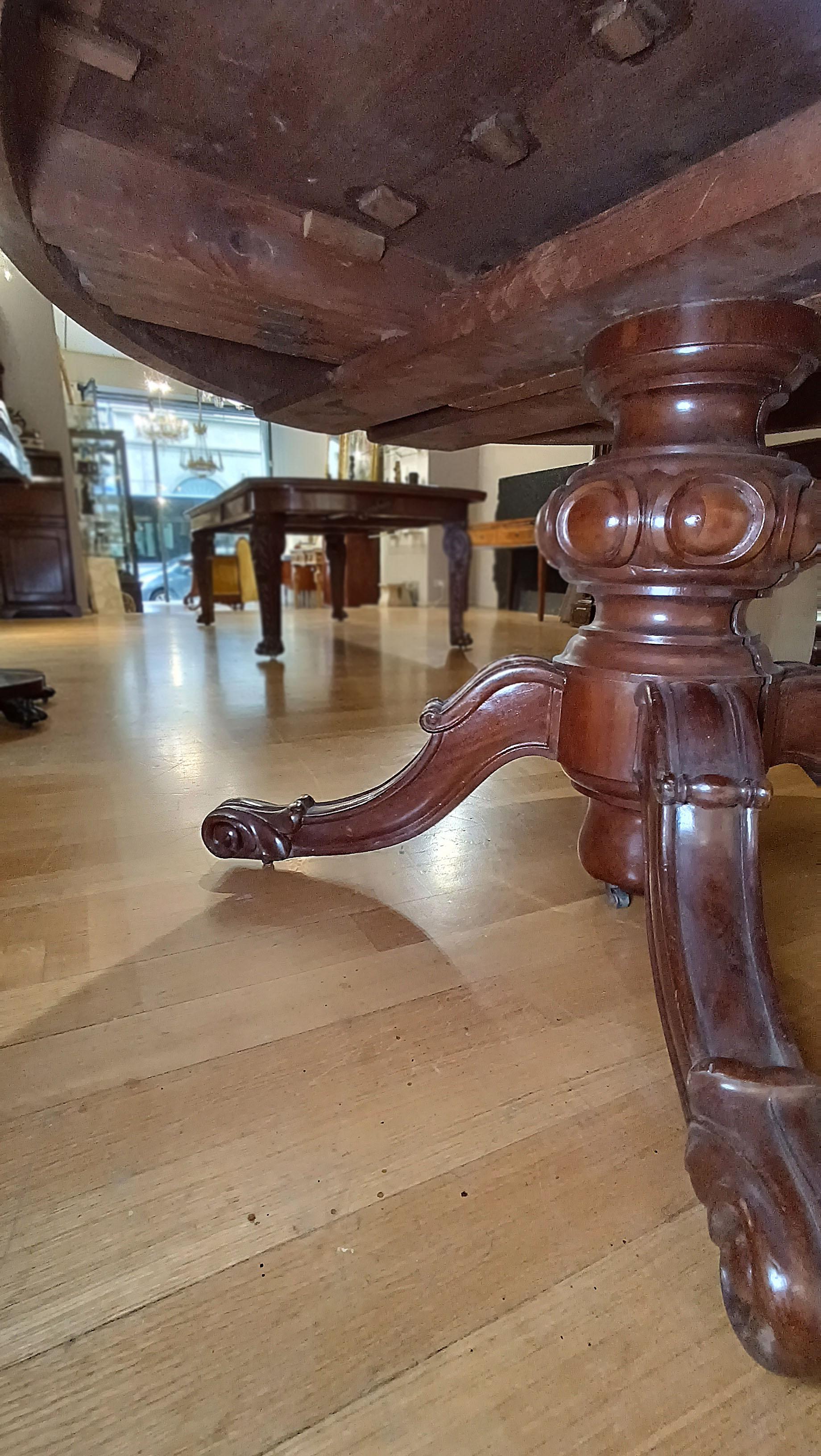19th Century PREMIÈRE MOITIÉ DU 19e SIÈCLE TABLE D'OVALIER LOUIS PHILIPPE EN NOYER en vente
