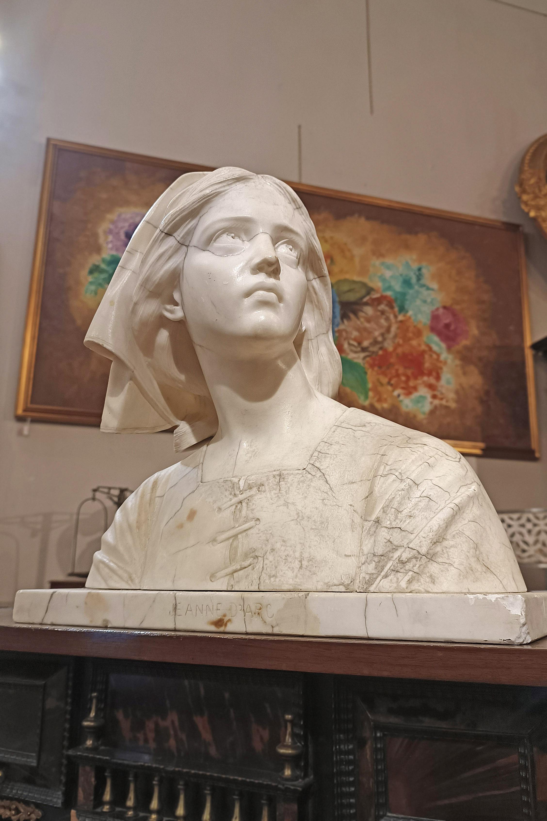 FIRST HALF OF THE 19th CENTURY MARBLE BUST OF JOAN OF ARC in vendita 4