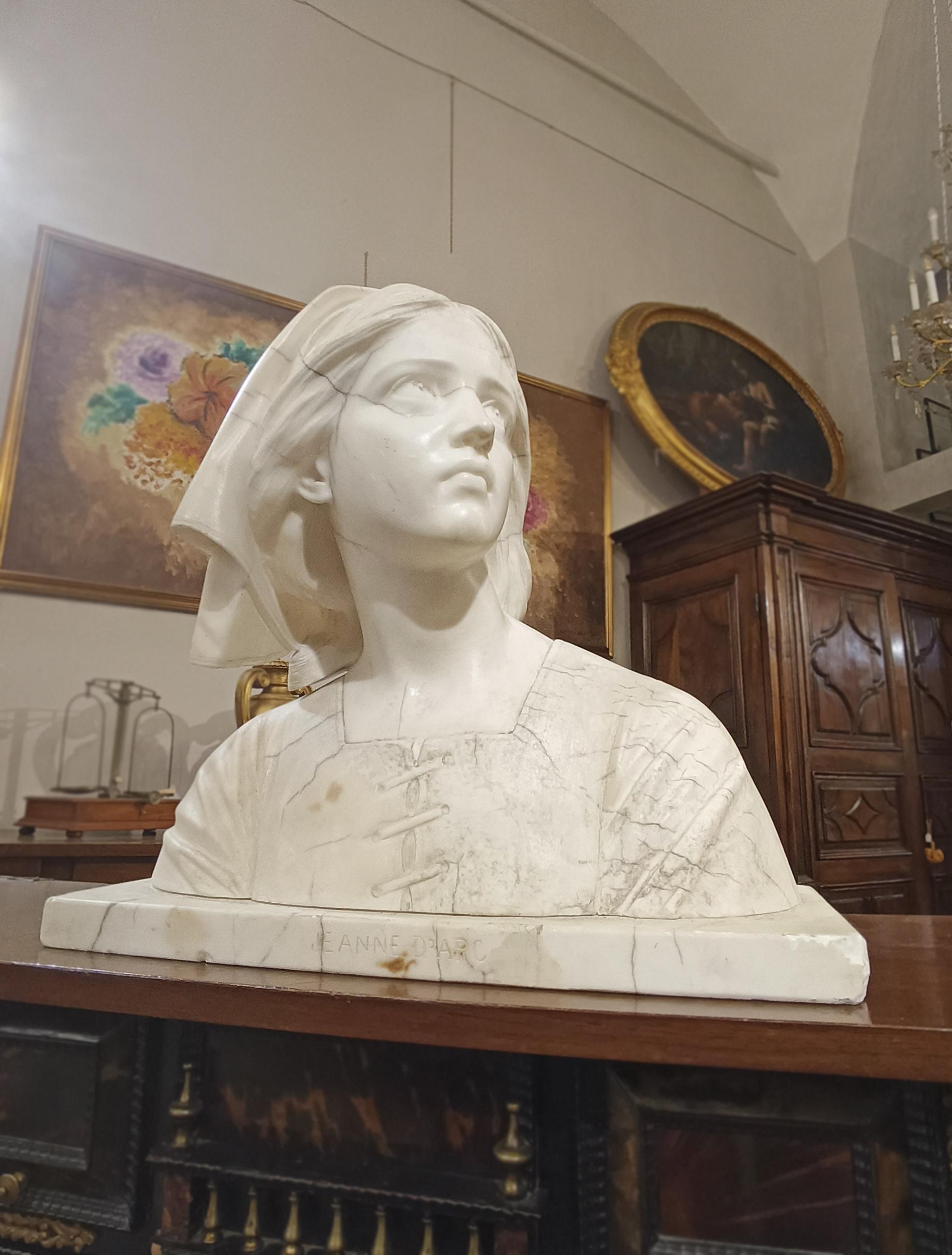 FIRST HALF OF THE 19th CENTURY MARBLE BUST OF JOAN OF ARC in vendita 7