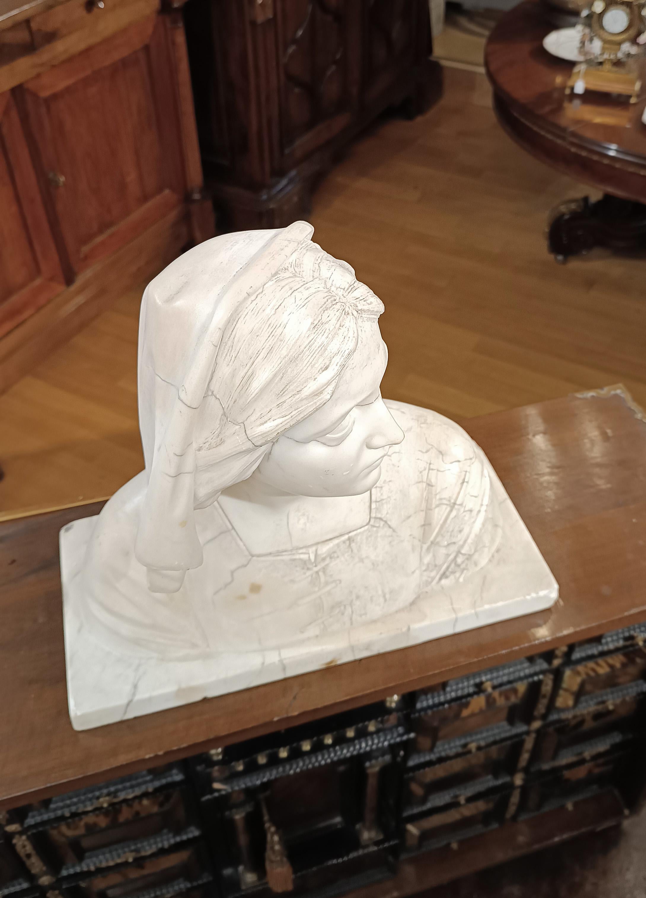 Marmo FIRST HALF OF THE 19th CENTURY MARBLE BUST OF JOAN OF ARC in vendita