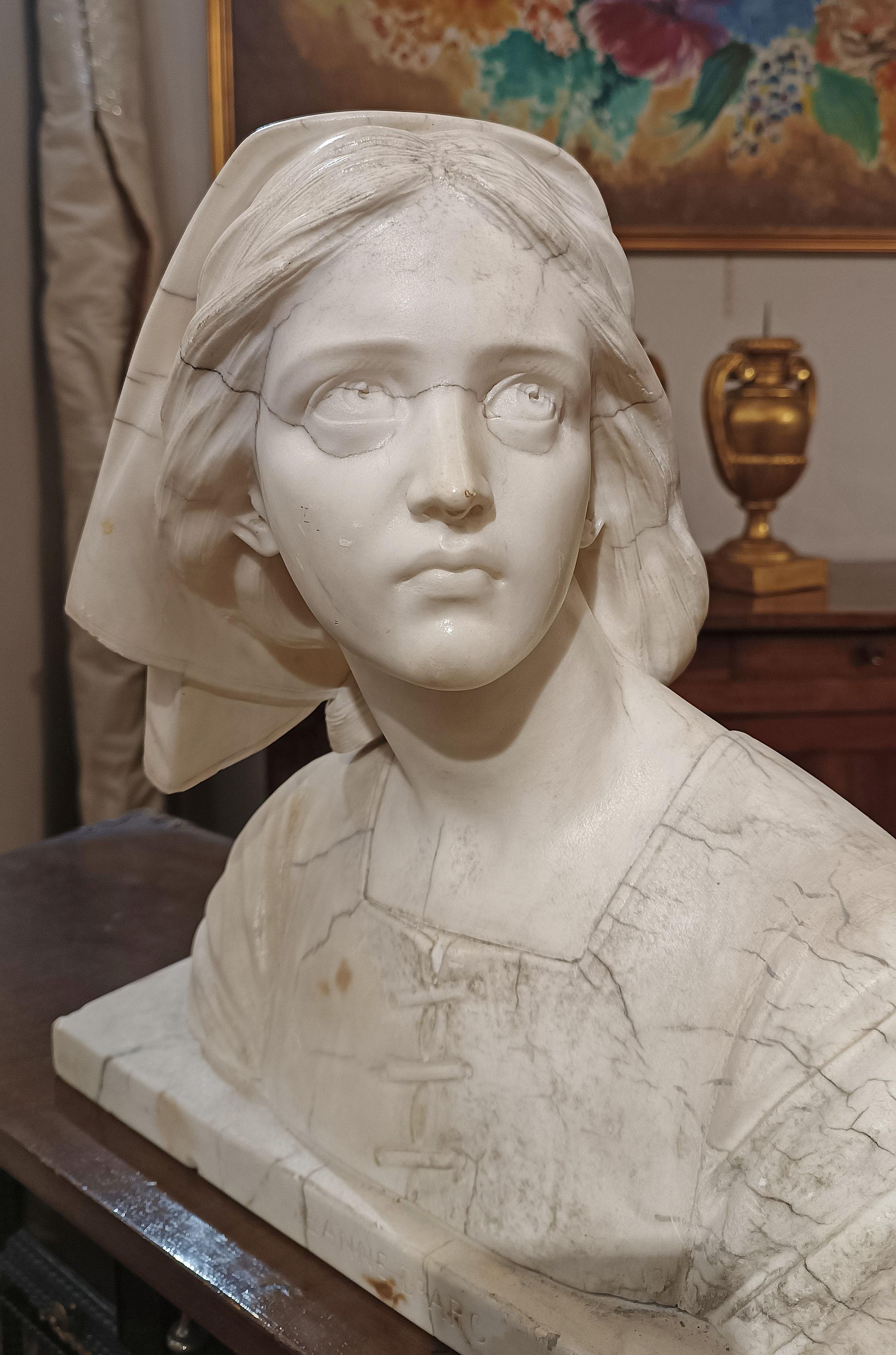 FIRST HALF OF THE 19th CENTURY MARBLE BUST OF JOAN OF ARC in vendita 2