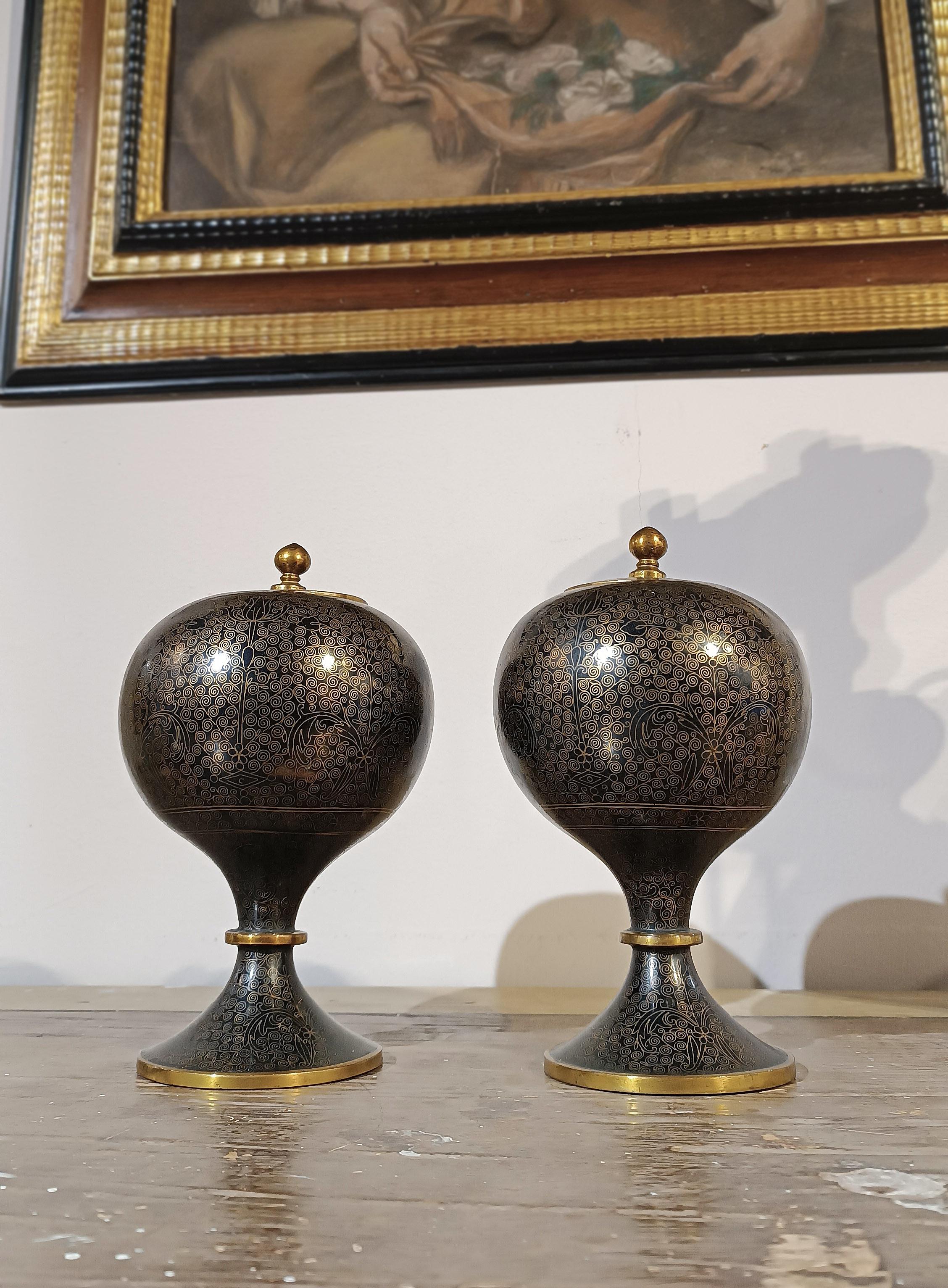 Chinois PREMIÈRE MOITIÉ DU 19e SIÈCLE PAIRE DE VASES CLOISONNÉS CHINOIS en vente