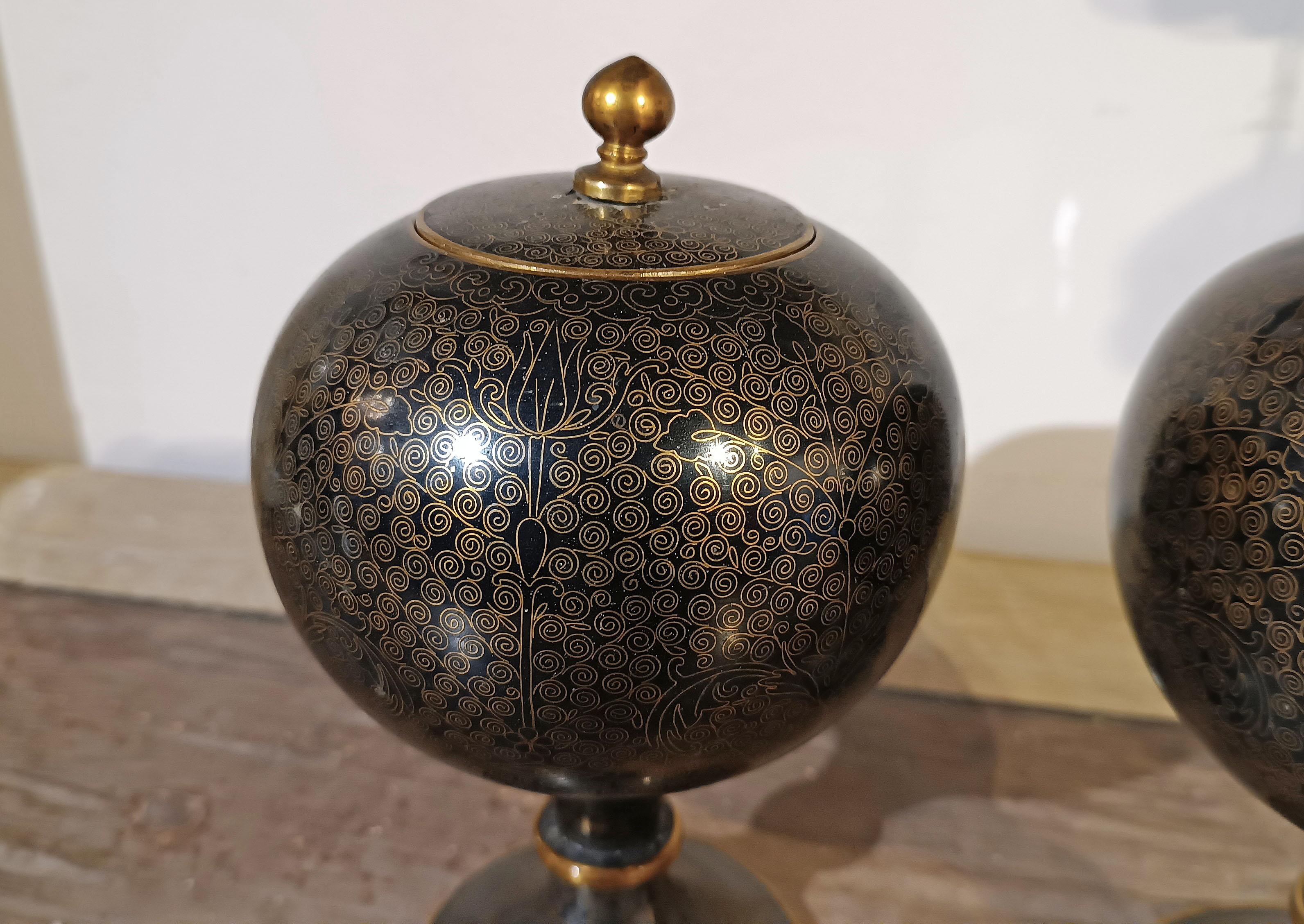 Cloisonné PREMIÈRE MOITIÉ DU 19e SIÈCLE PAIRE DE VASES CLOISONNÉS CHINOIS en vente