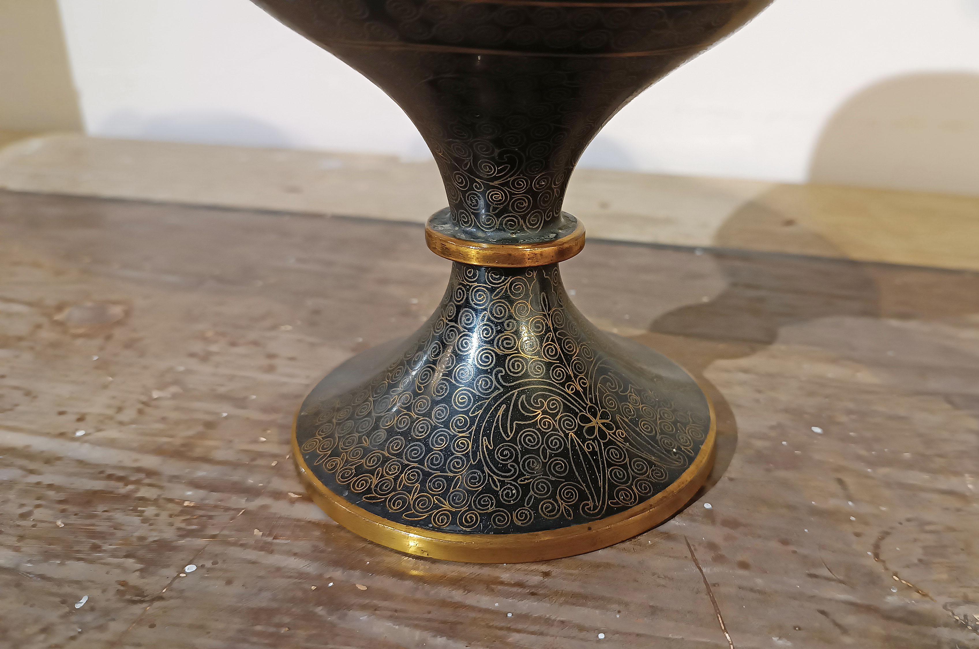 XIXe siècle PREMIÈRE MOITIÉ DU 19e SIÈCLE PAIRE DE VASES CLOISONNÉS CHINOIS en vente