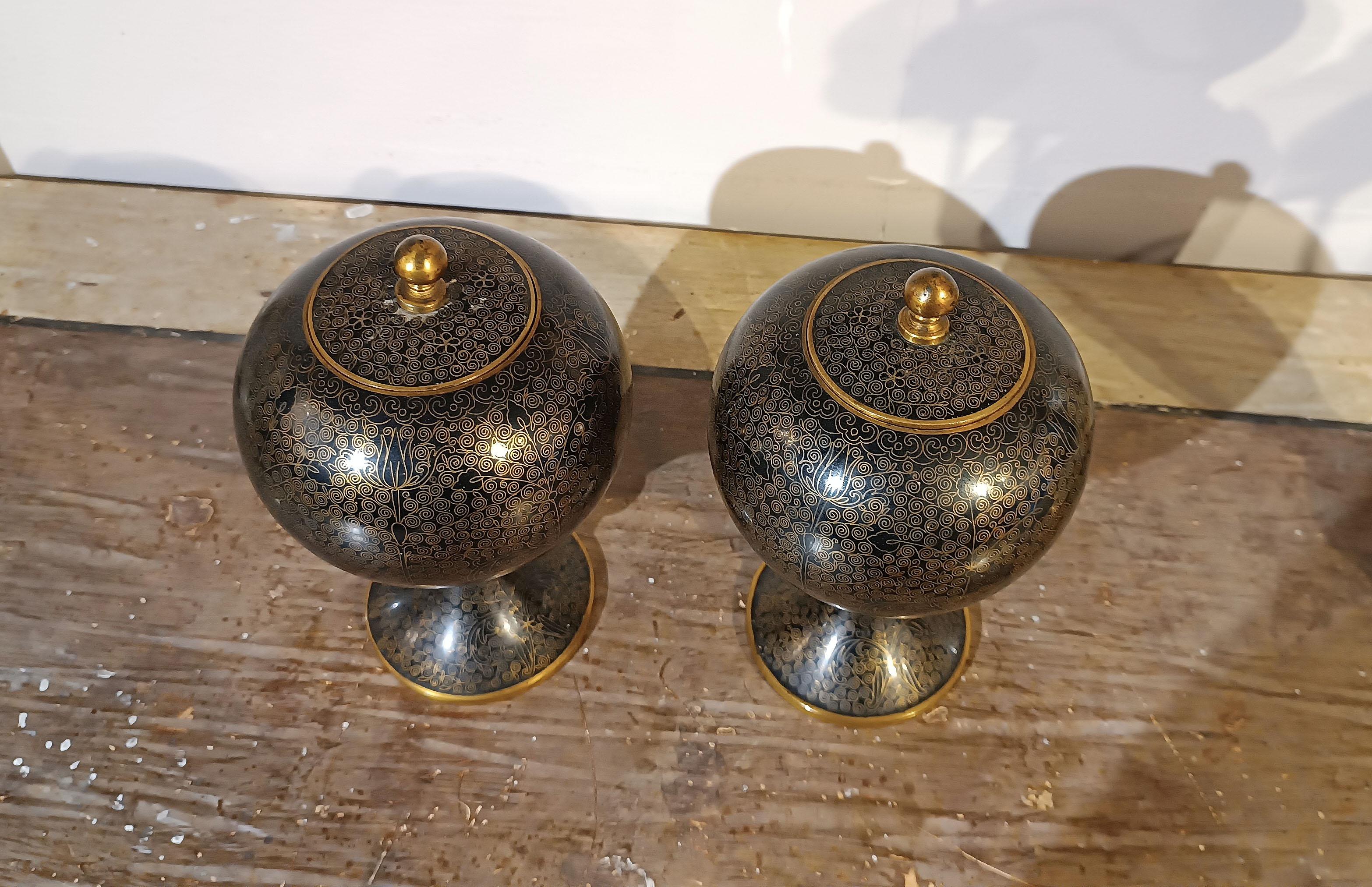 Laiton PREMIÈRE MOITIÉ DU 19e SIÈCLE PAIRE DE VASES CLOISONNÉS CHINOIS en vente