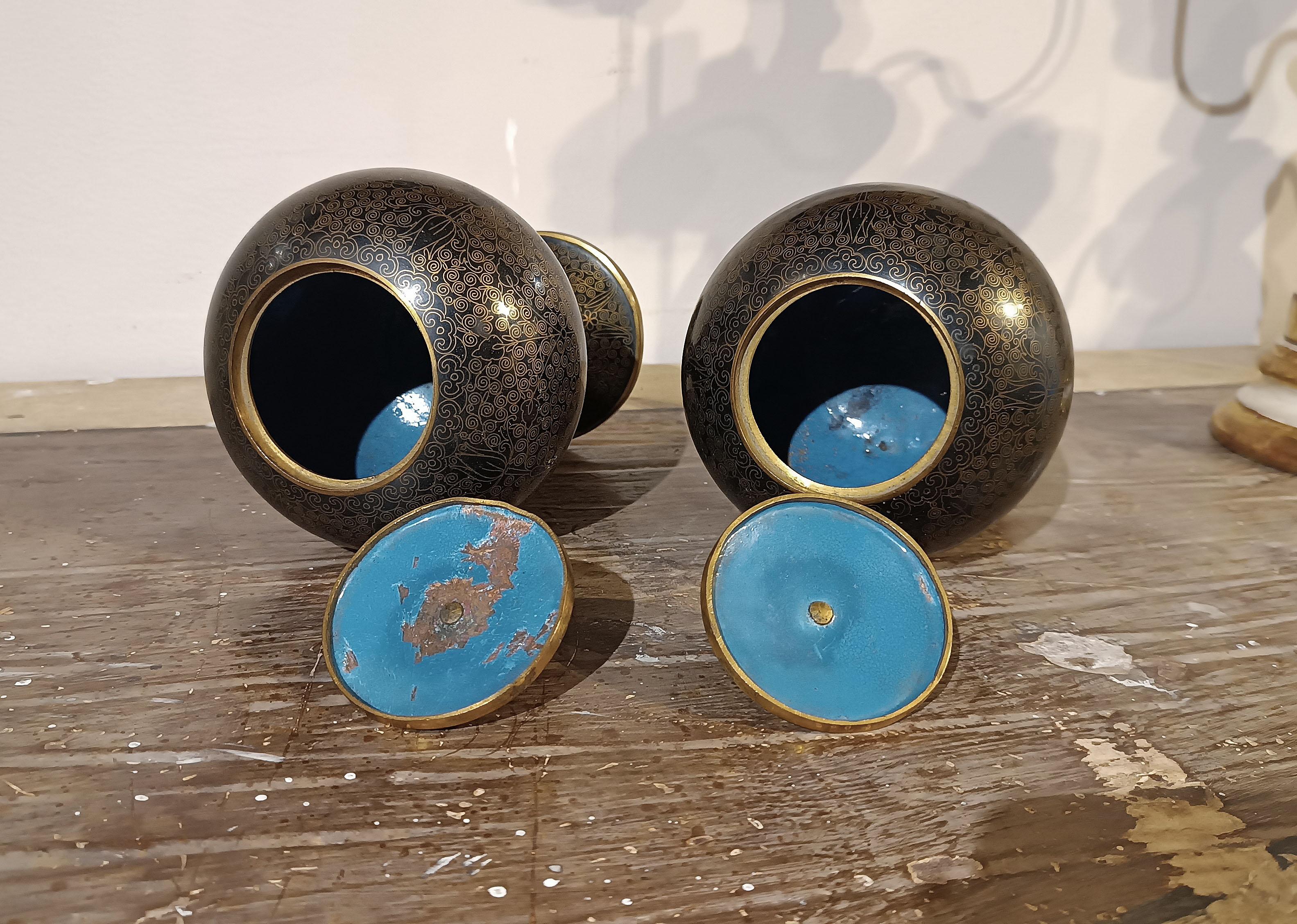 PREMIÈRE MOITIÉ DU 19e SIÈCLE PAIRE DE VASES CLOISONNÉS CHINOIS en vente 1