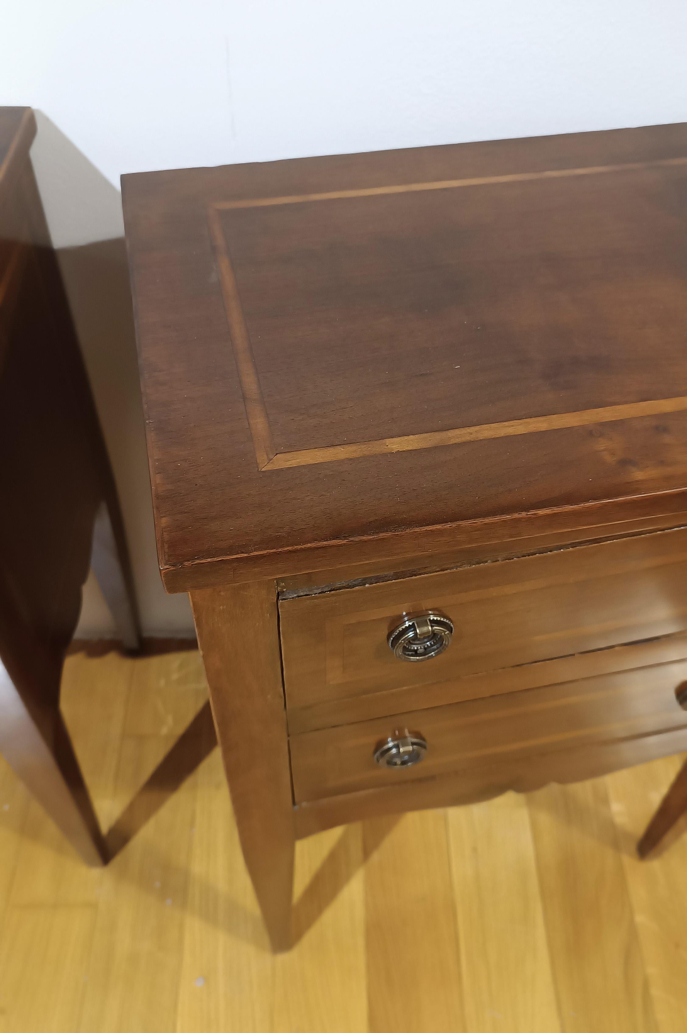 PREMIÈRE MOITIÉ DU 19e SIÈCLE Paire de tables de chevet de style néoclassique en vente 2