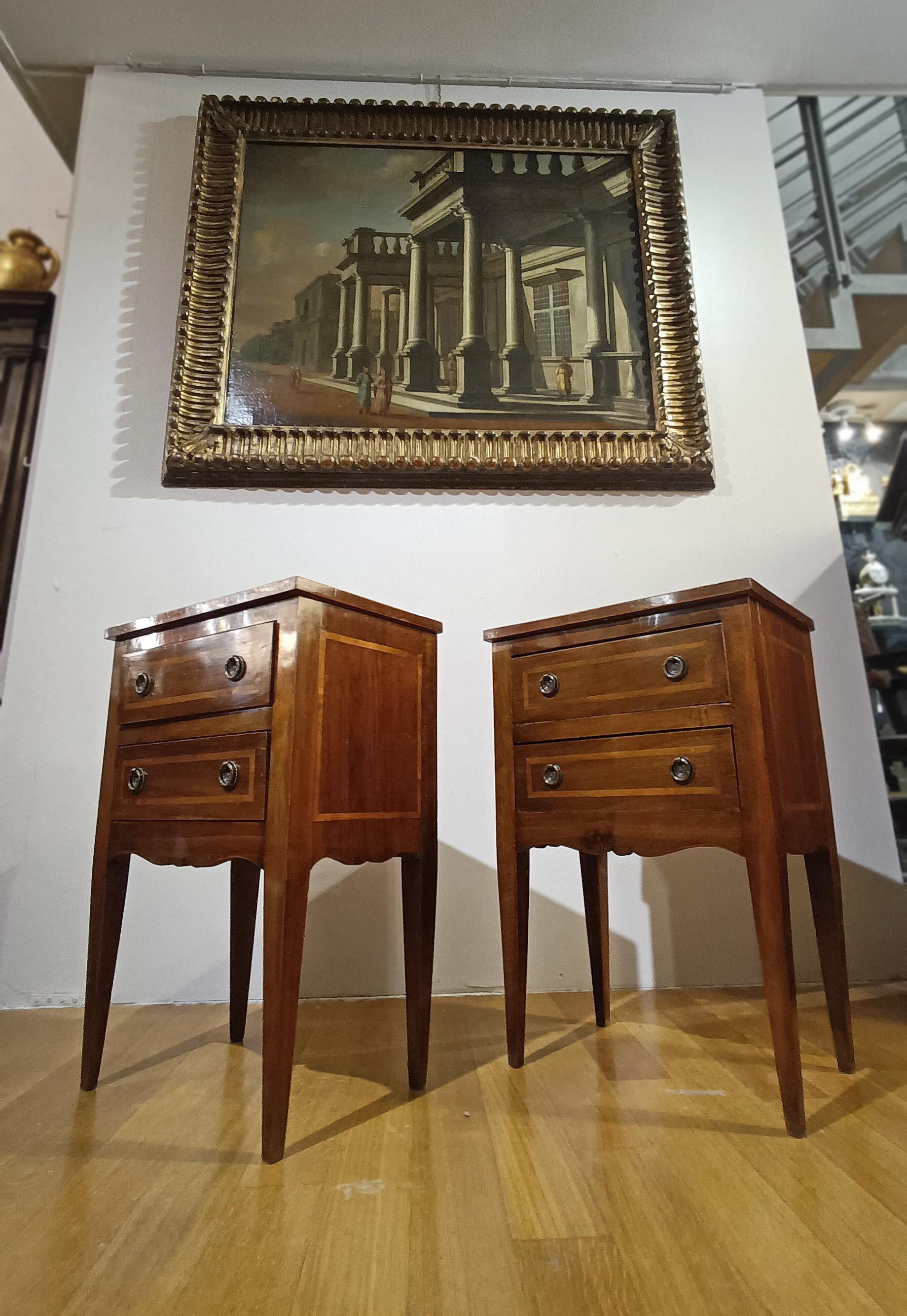 PREMIÈRE MOITIÉ DU 19e SIÈCLE Paire de tables de chevet de style néoclassique en vente 3