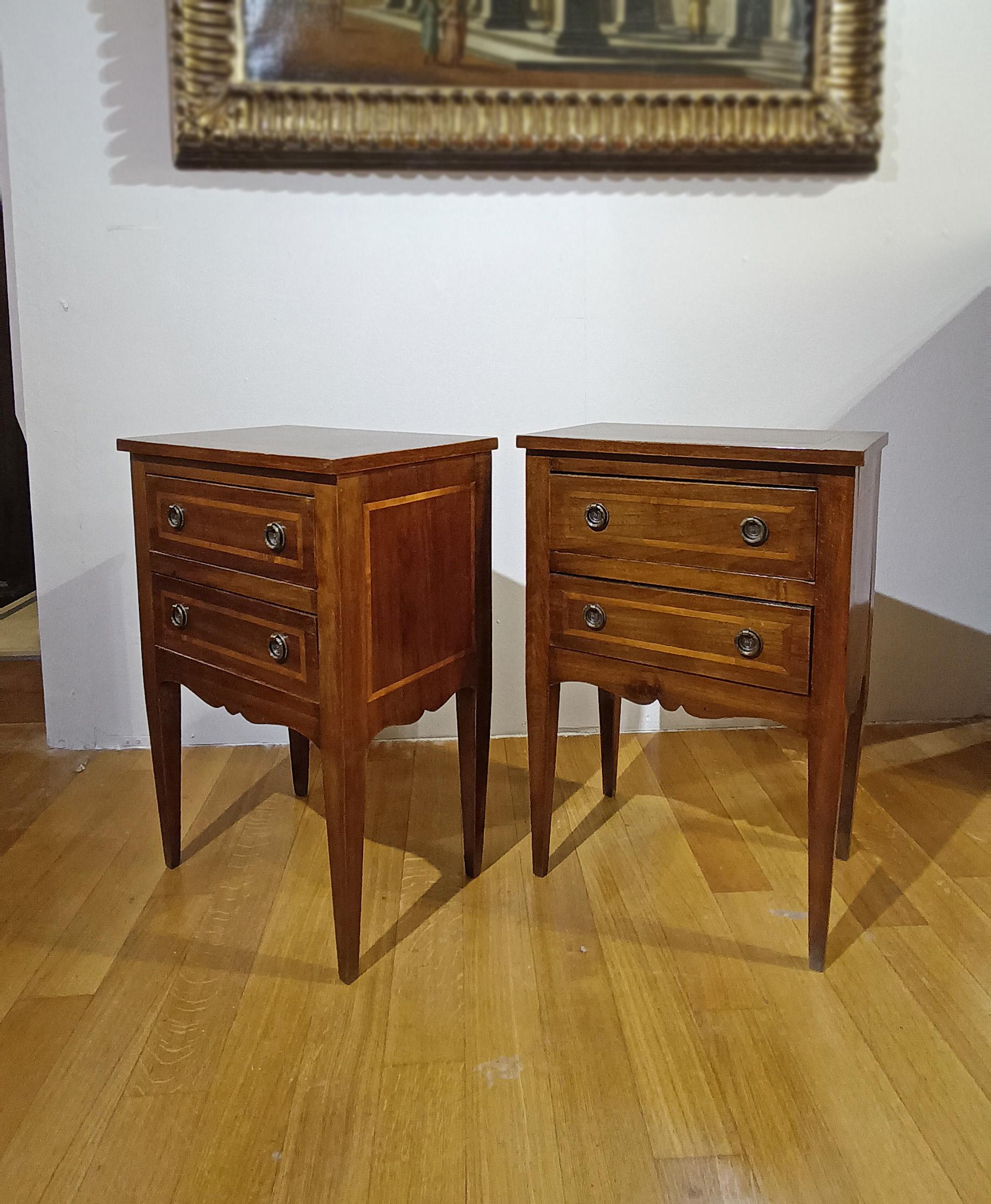 Néo-classique PREMIÈRE MOITIÉ DU 19e SIÈCLE Paire de tables de chevet de style néoclassique en vente