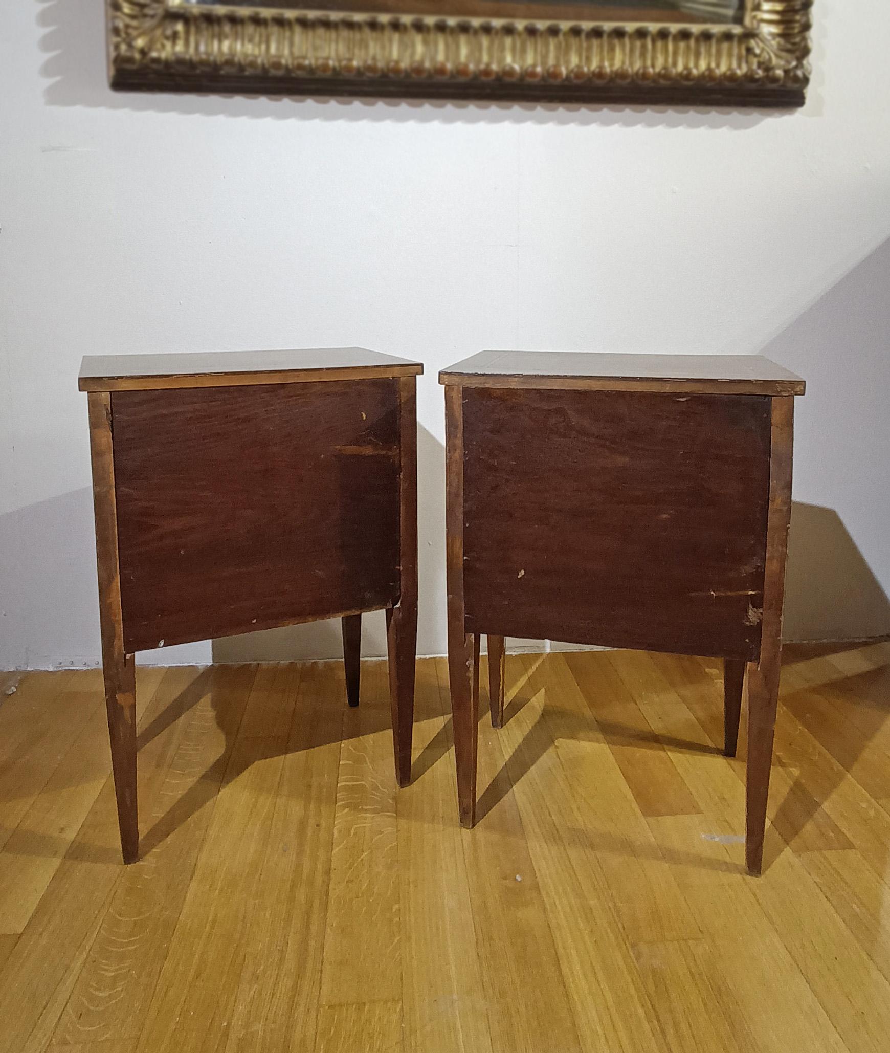 Italian PREMIÈRE MOITIÉ DU 19e SIÈCLE Paire de tables de chevet de style néoclassique en vente