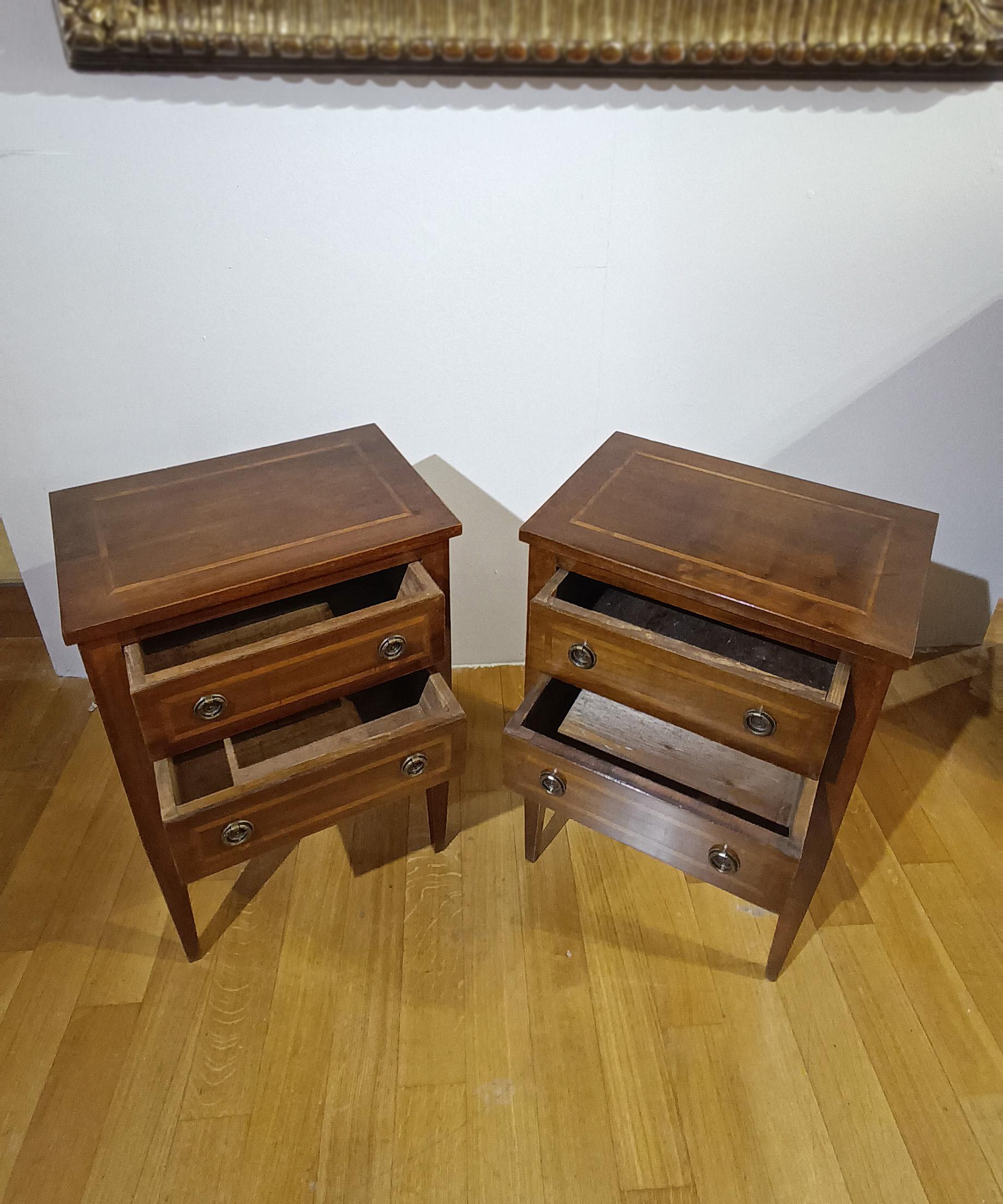 Sculpté à la main PREMIÈRE MOITIÉ DU 19e SIÈCLE Paire de tables de chevet de style néoclassique en vente