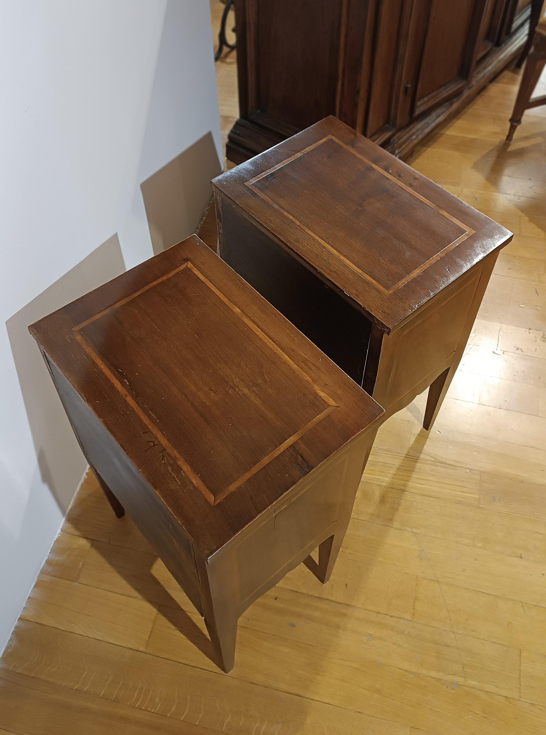 PREMIÈRE MOITIÉ DU 19e SIÈCLE Paire de tables de chevet de style néoclassique Bon état - En vente à Firenze, FI